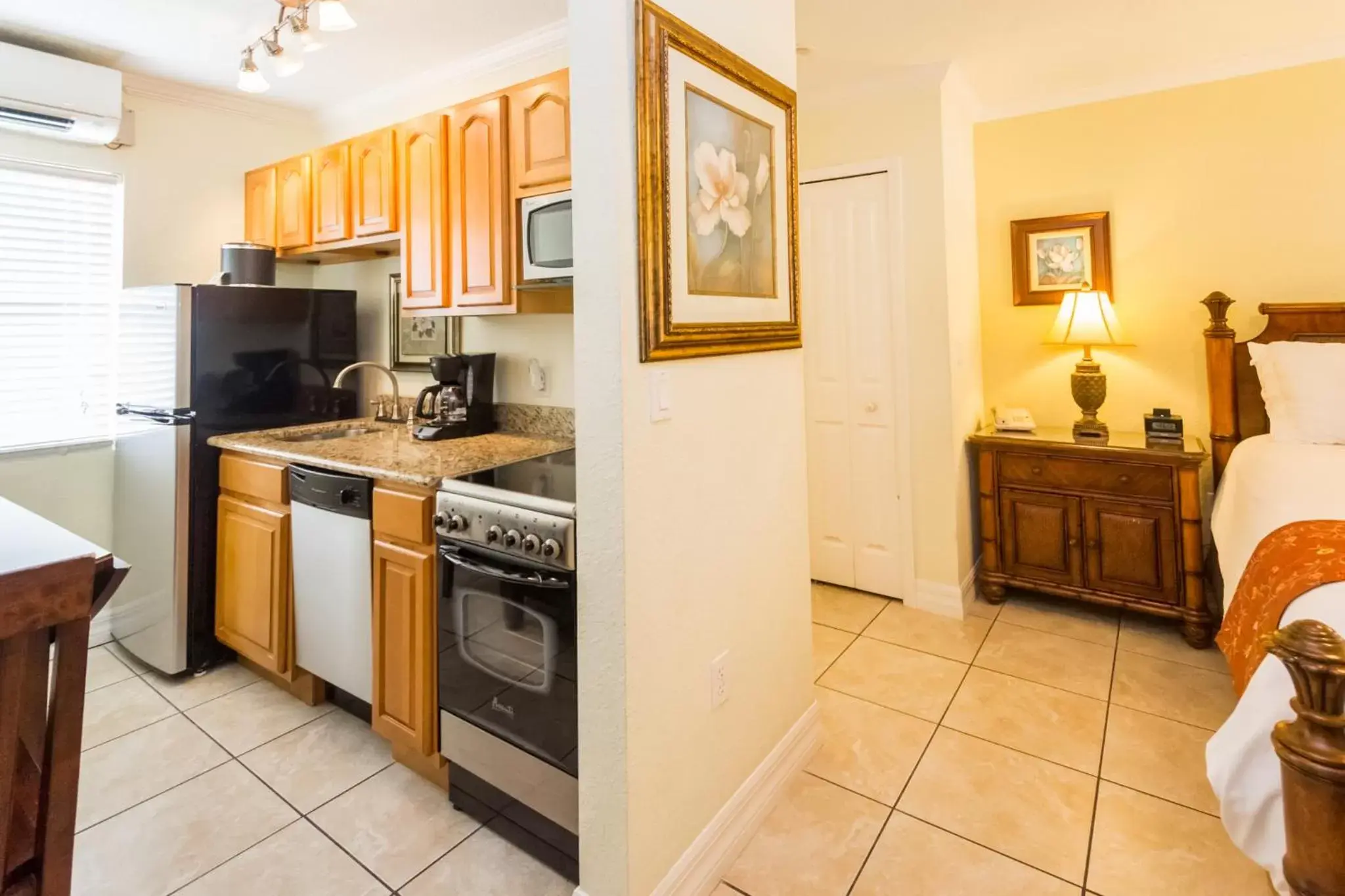 Photo of the whole room, Kitchen/Kitchenette in Tropical Beach Resorts - Sarasota