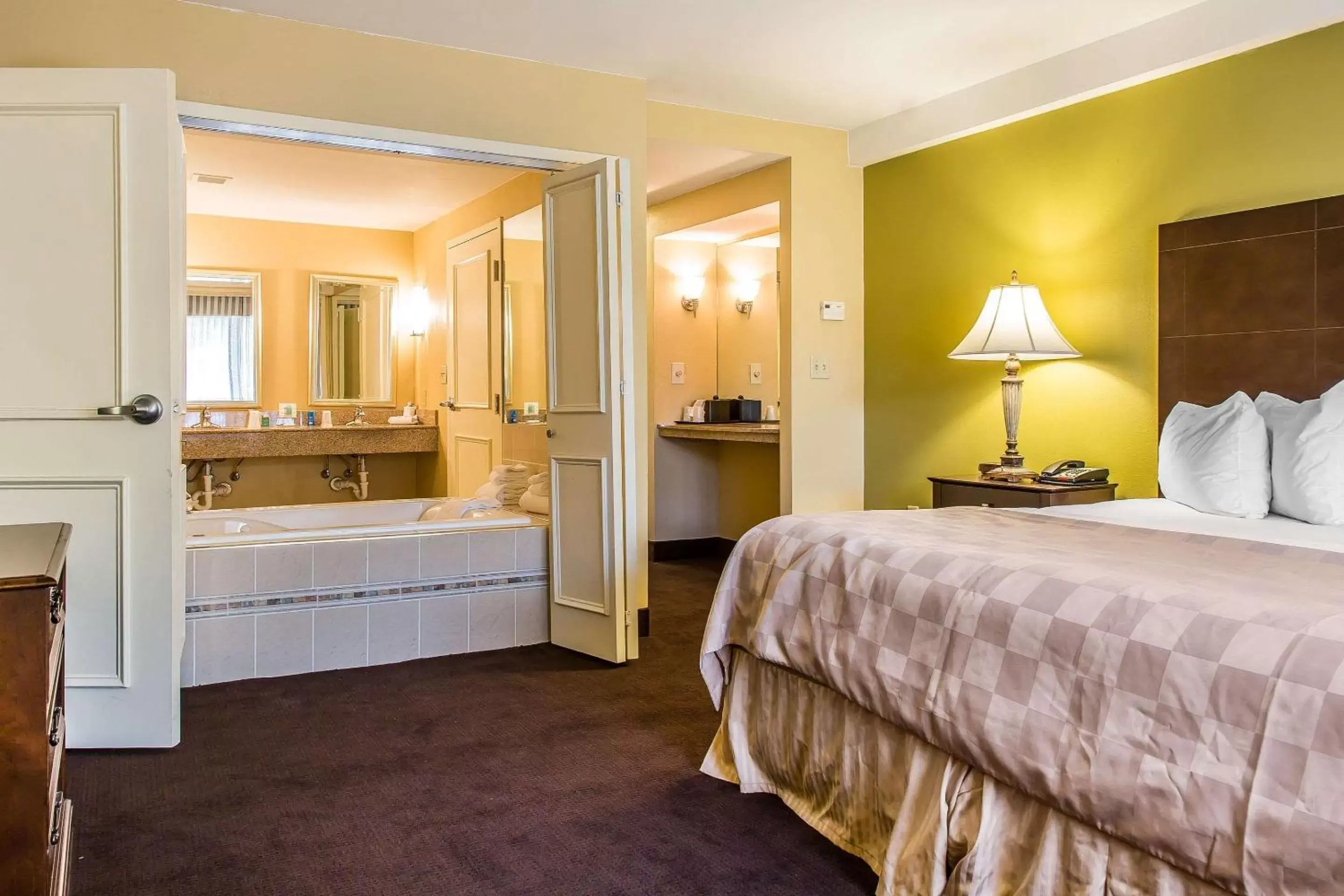 Photo of the whole room, Bed in Clarion Hotel & Suites Hamden - New Haven