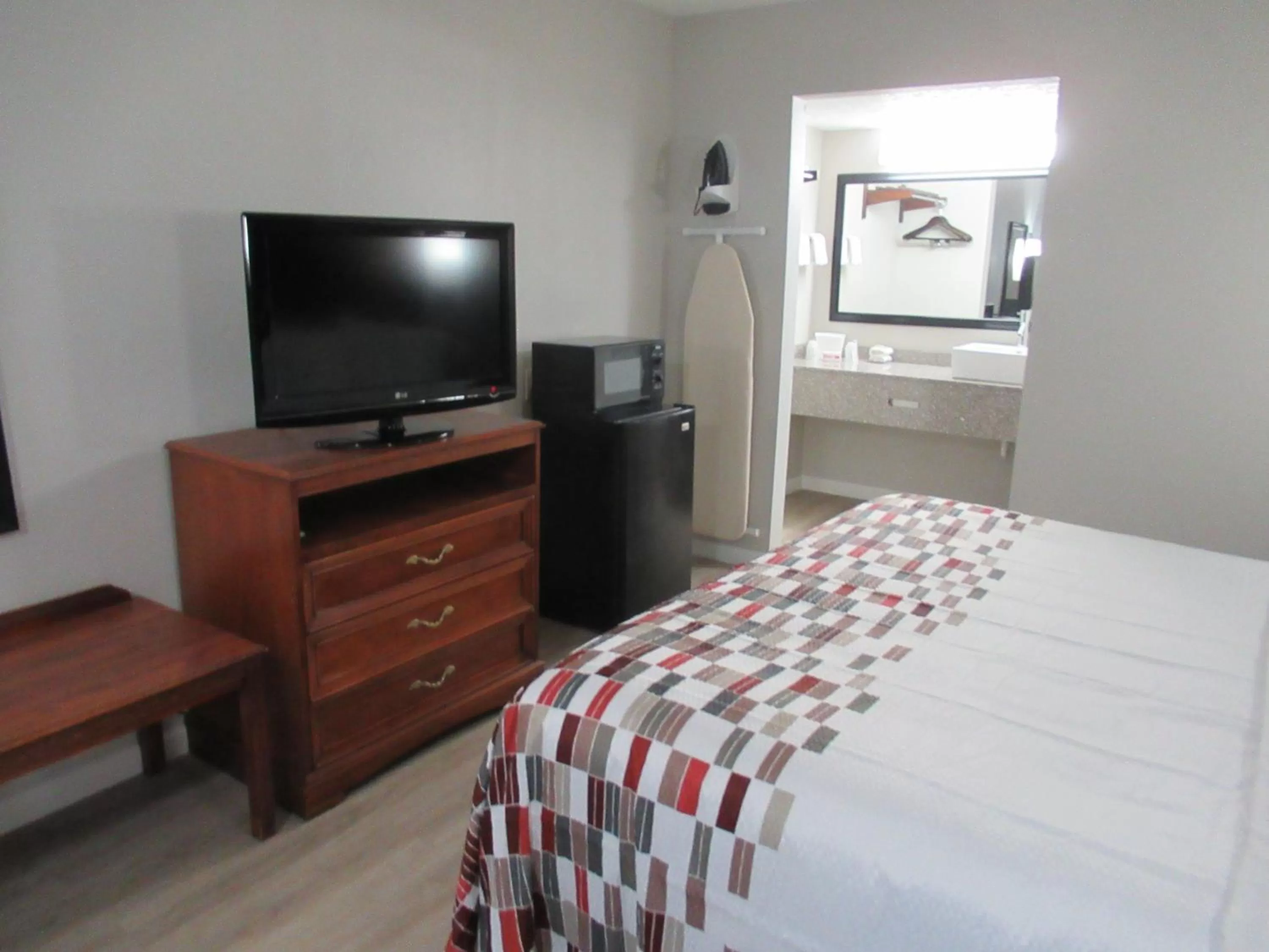 Bedroom, Bed in Red Roof Inn Walton, KY - Richwood - Cincinnati Airport South