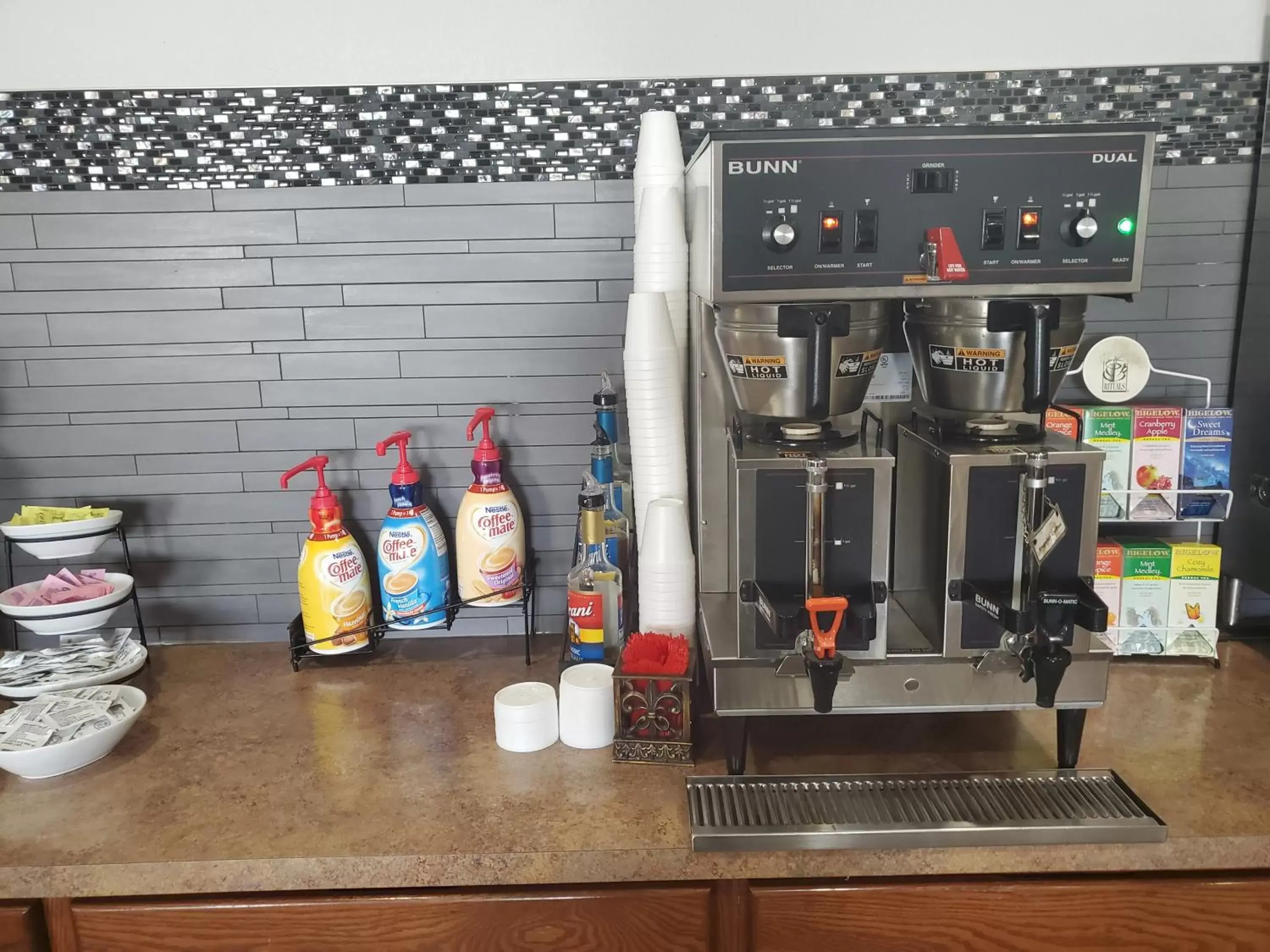 Coffee/tea facilities in Expressway Suites Fargo