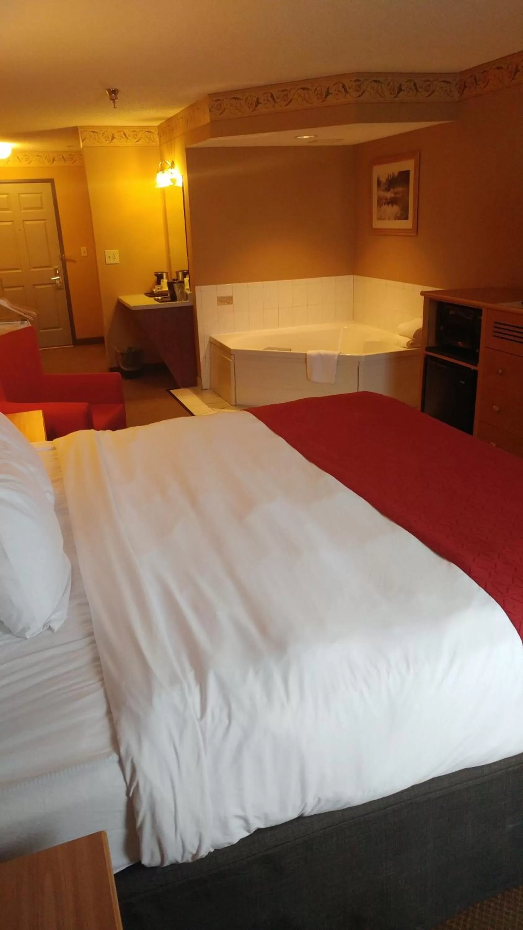 Bedroom, Bed in Country Inn & Suites by Radisson, Waterloo, IA