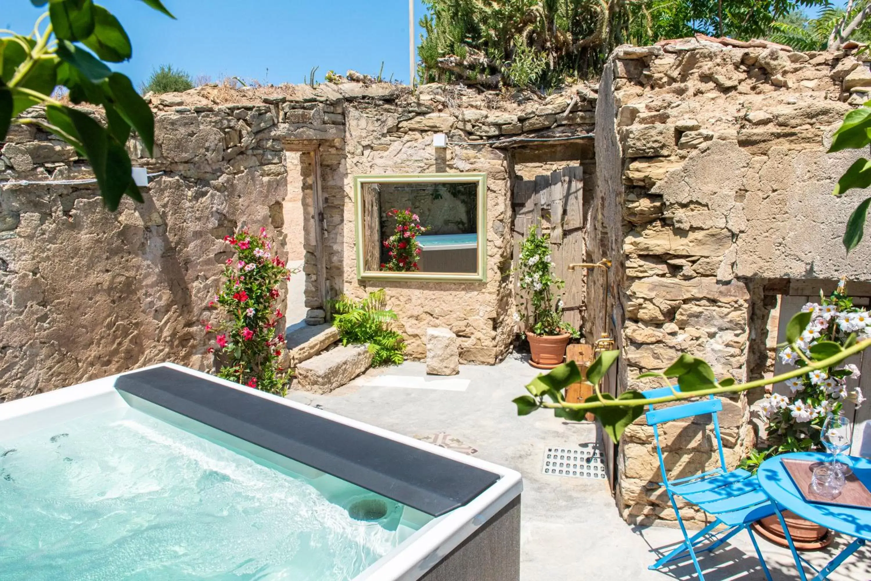 Hot Tub, Swimming Pool in Albergo Rurale Casa Fois