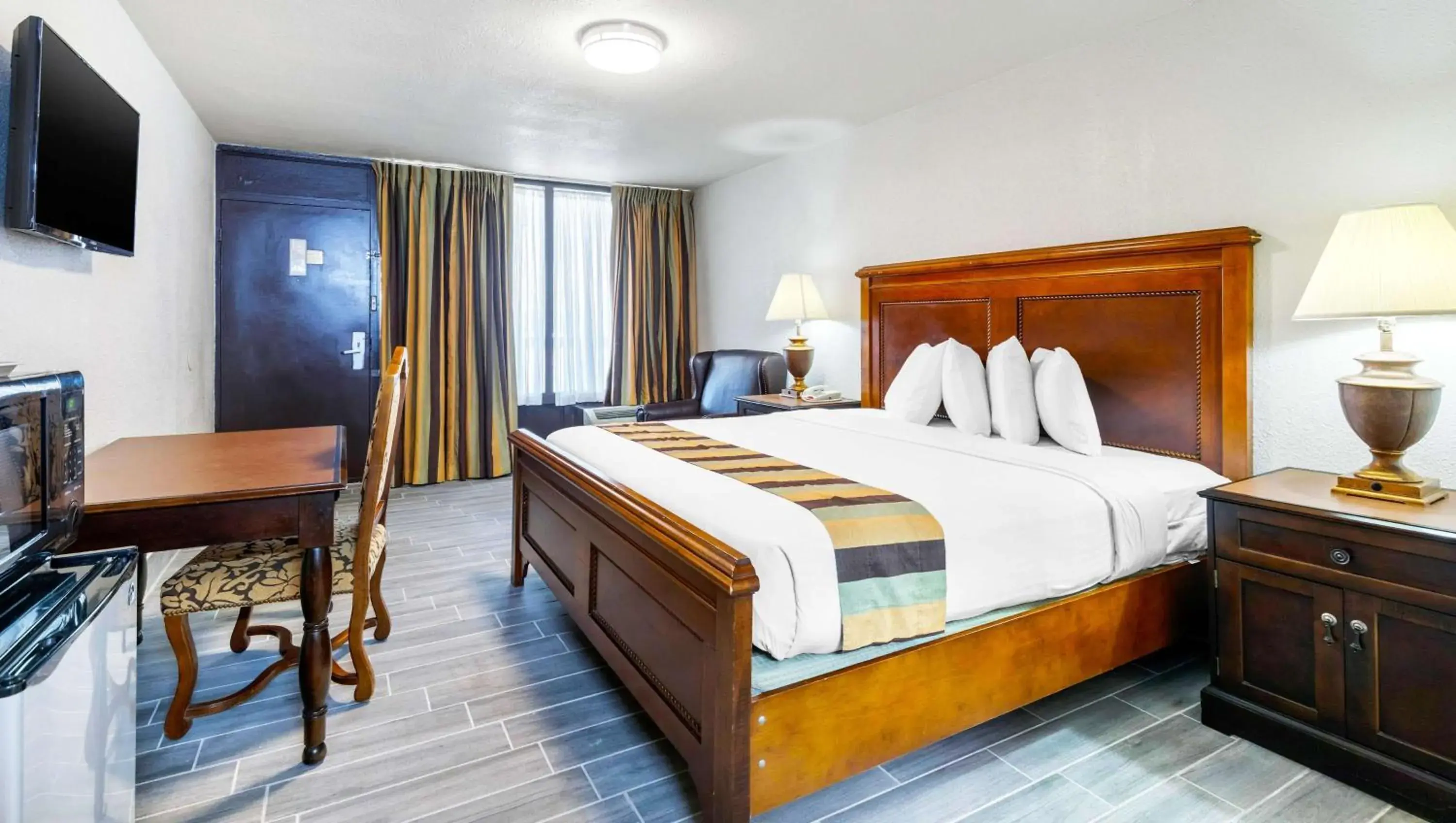 Photo of the whole room, Bed in Magnuson Grand Hotel and Conference Center Tyler