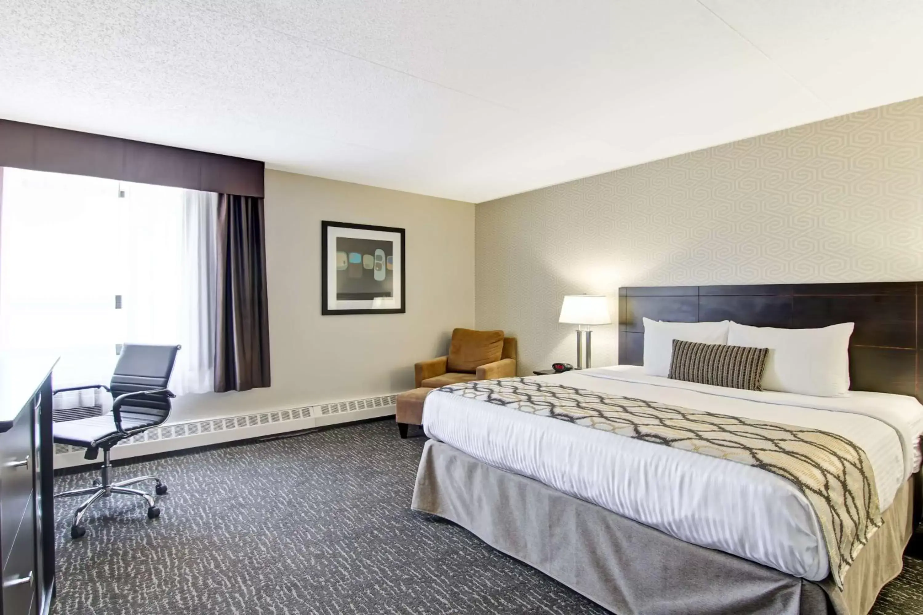 Shower, Bed in Coast West Edmonton Hotel & Conference Centre