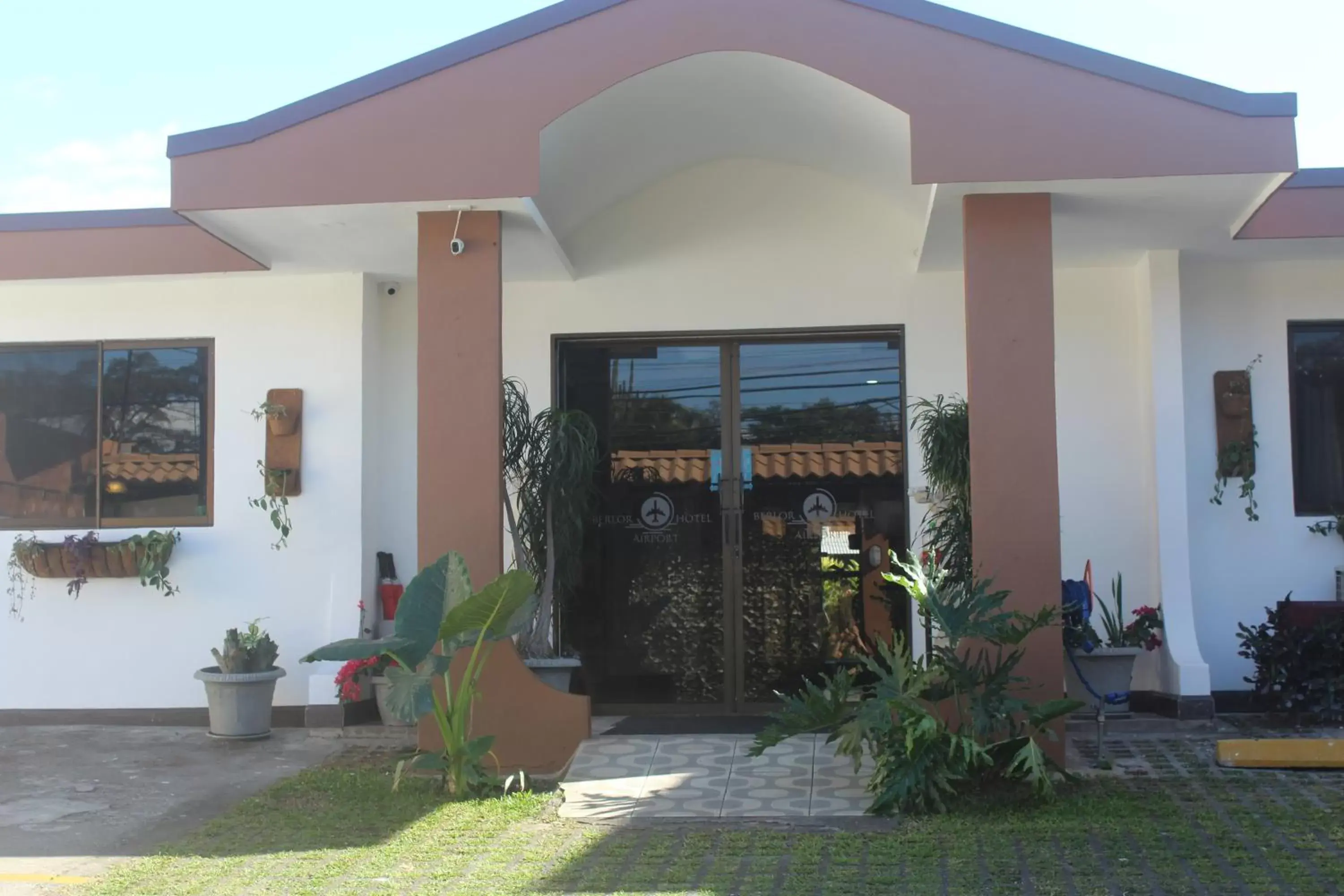 Facade/entrance in Berlor Airport Inn