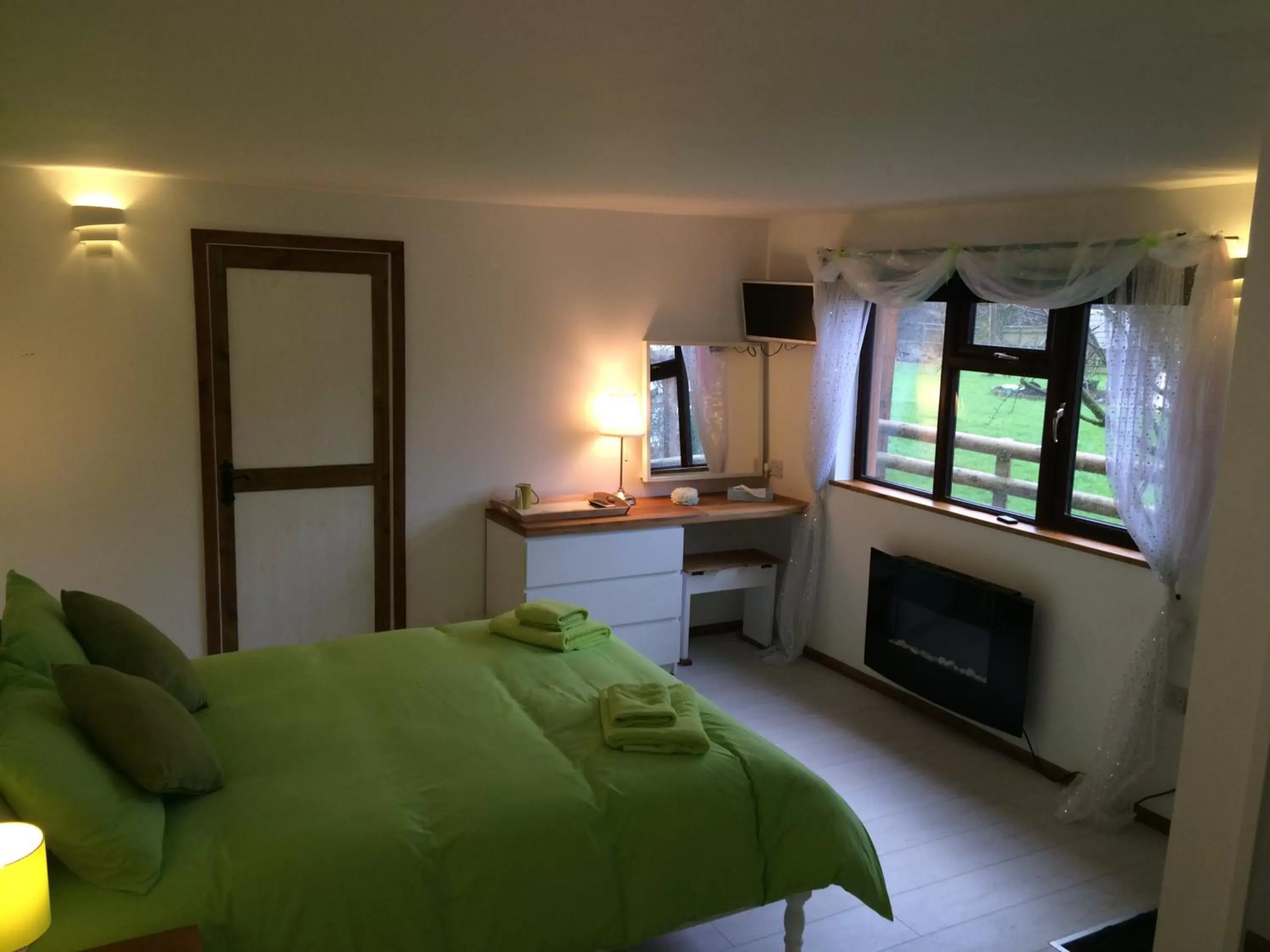 Triple Room with Shower in Barton Gate Farm B&B Triple Room with Shower in Barton Gate Farm B&B