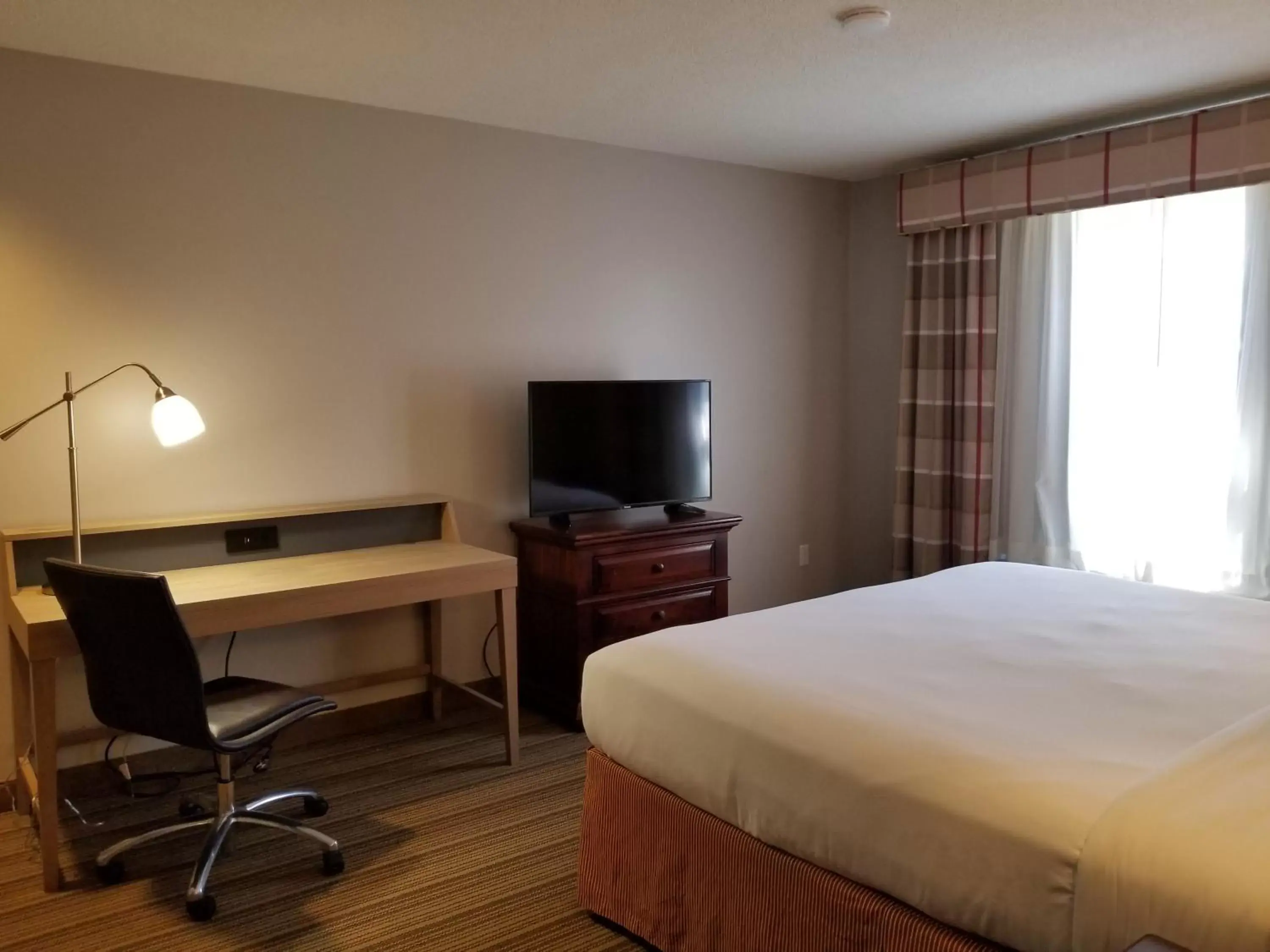 Bedroom, TV/Entertainment Center in Country Inn & Suites by Radisson, Annapolis, MD