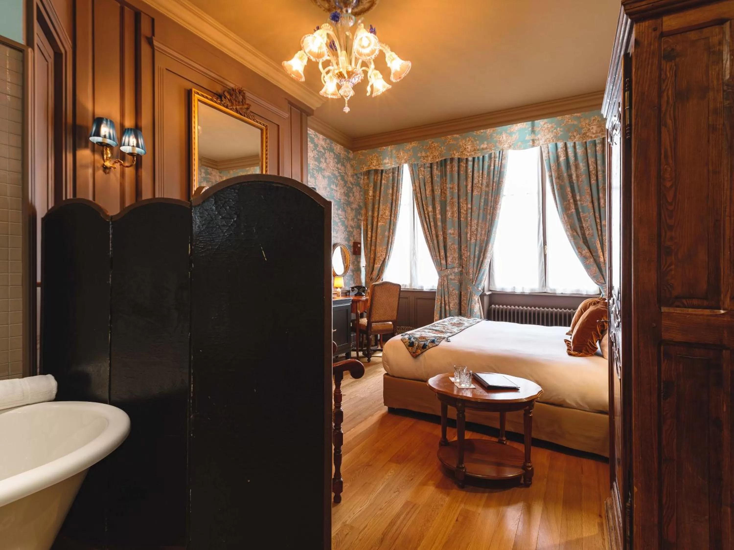 Photo of the whole room, Bed in Bayard Bellecour