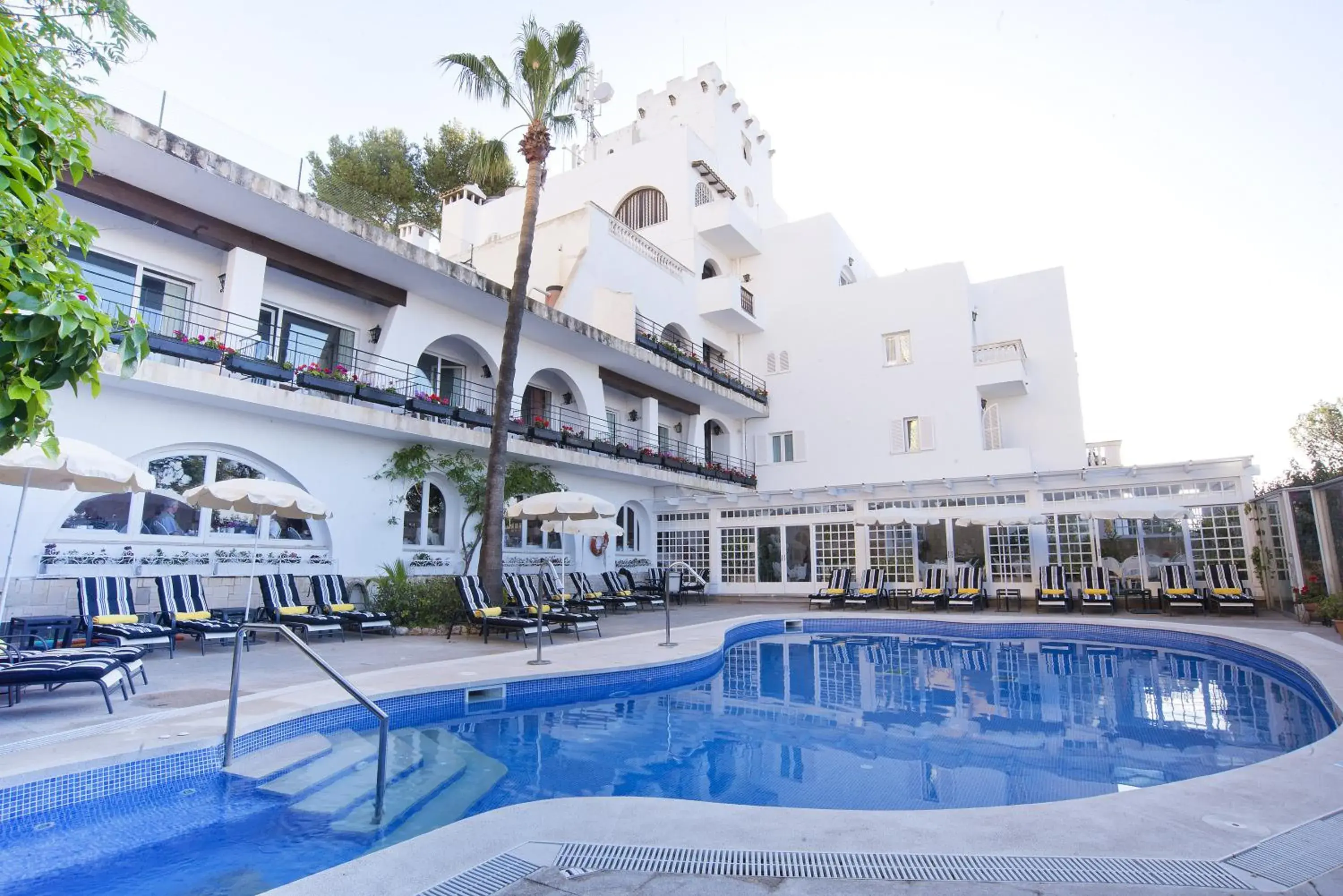 Swimming pool, Property Building in Hotel Bon Sol Resort & Spa