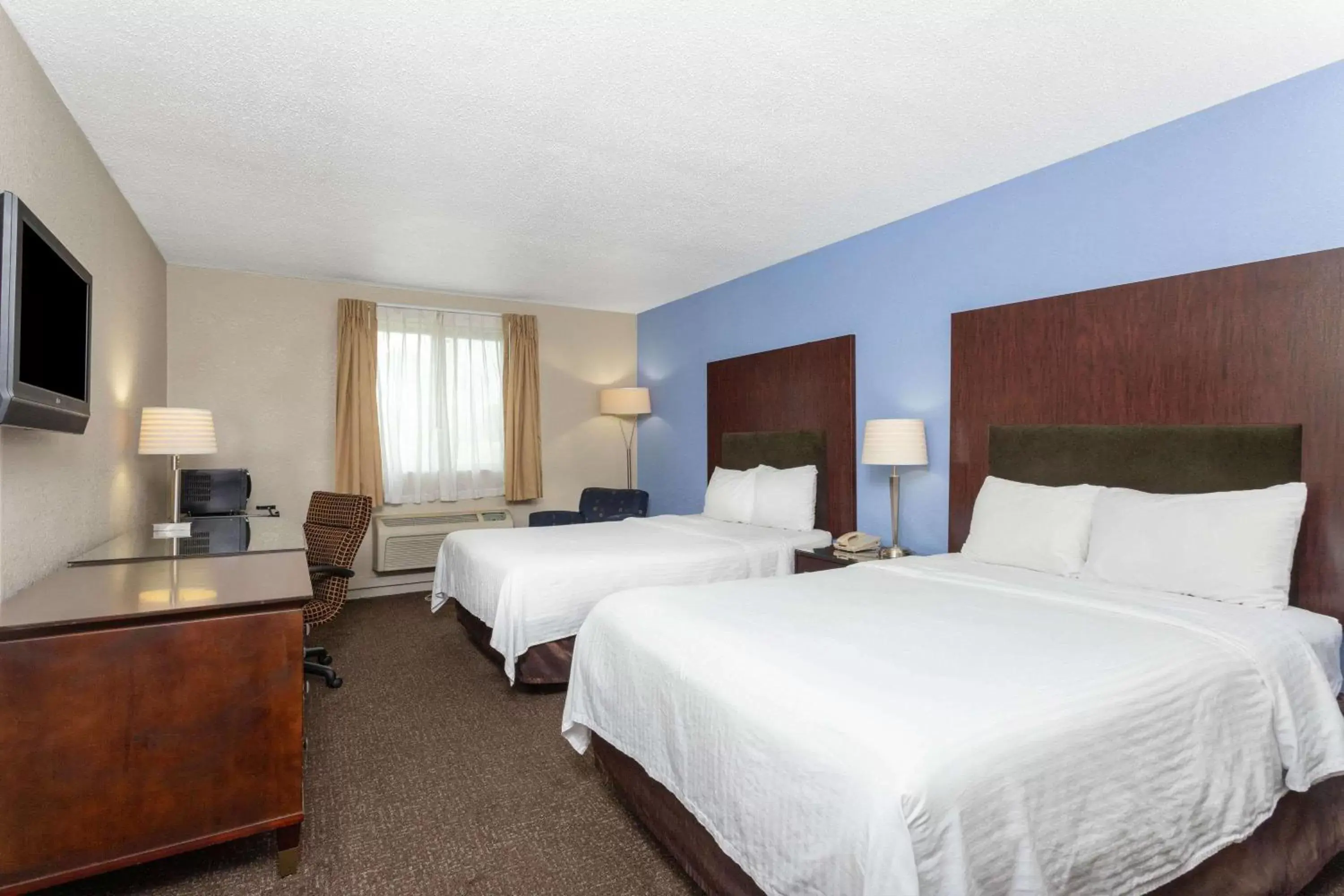 Photo of the whole room, Bed in Days Inn and Suites by Wyndham Hammond, IN
