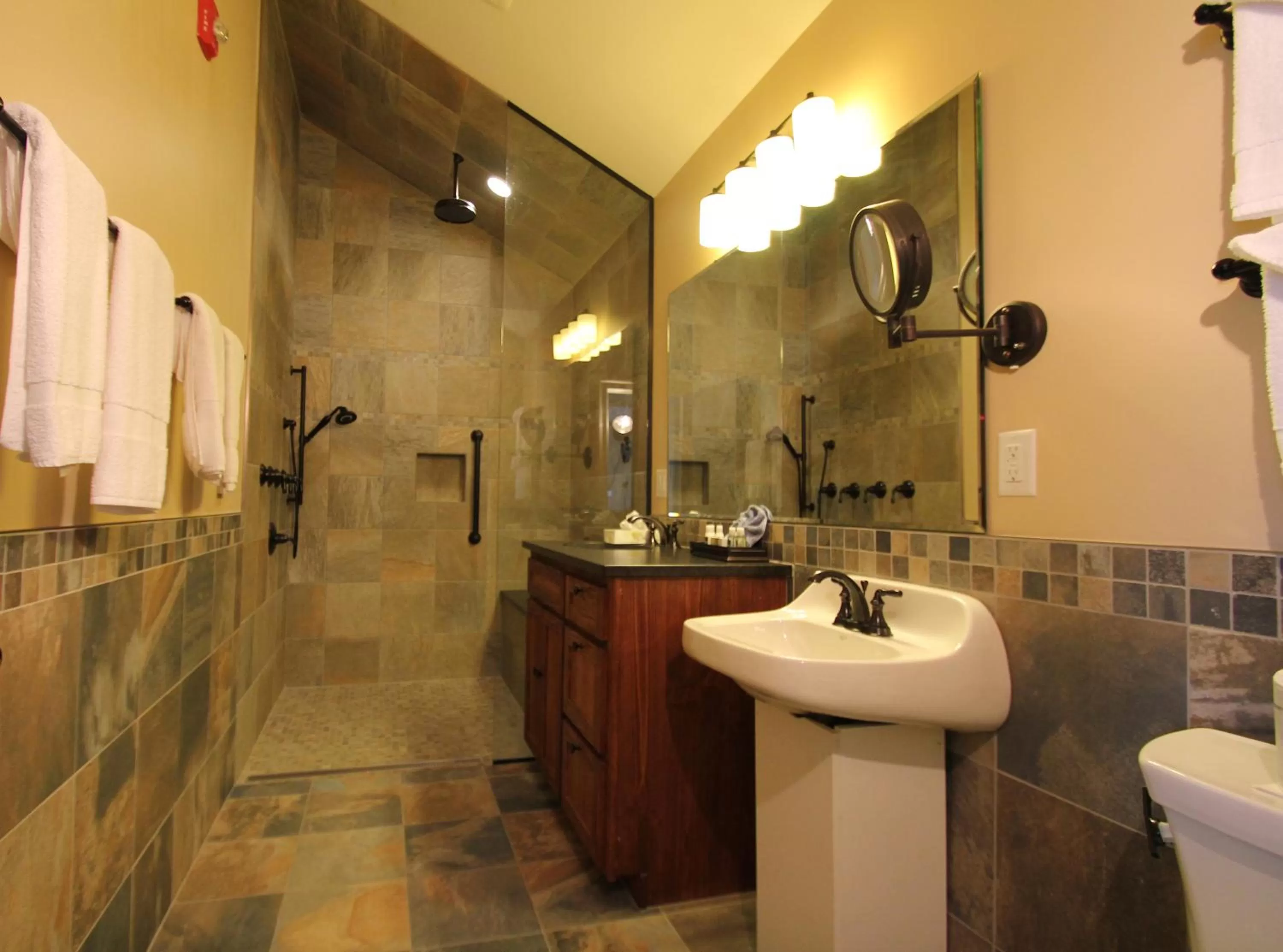 Shower, Bathroom in Norseman Resort on the Beach