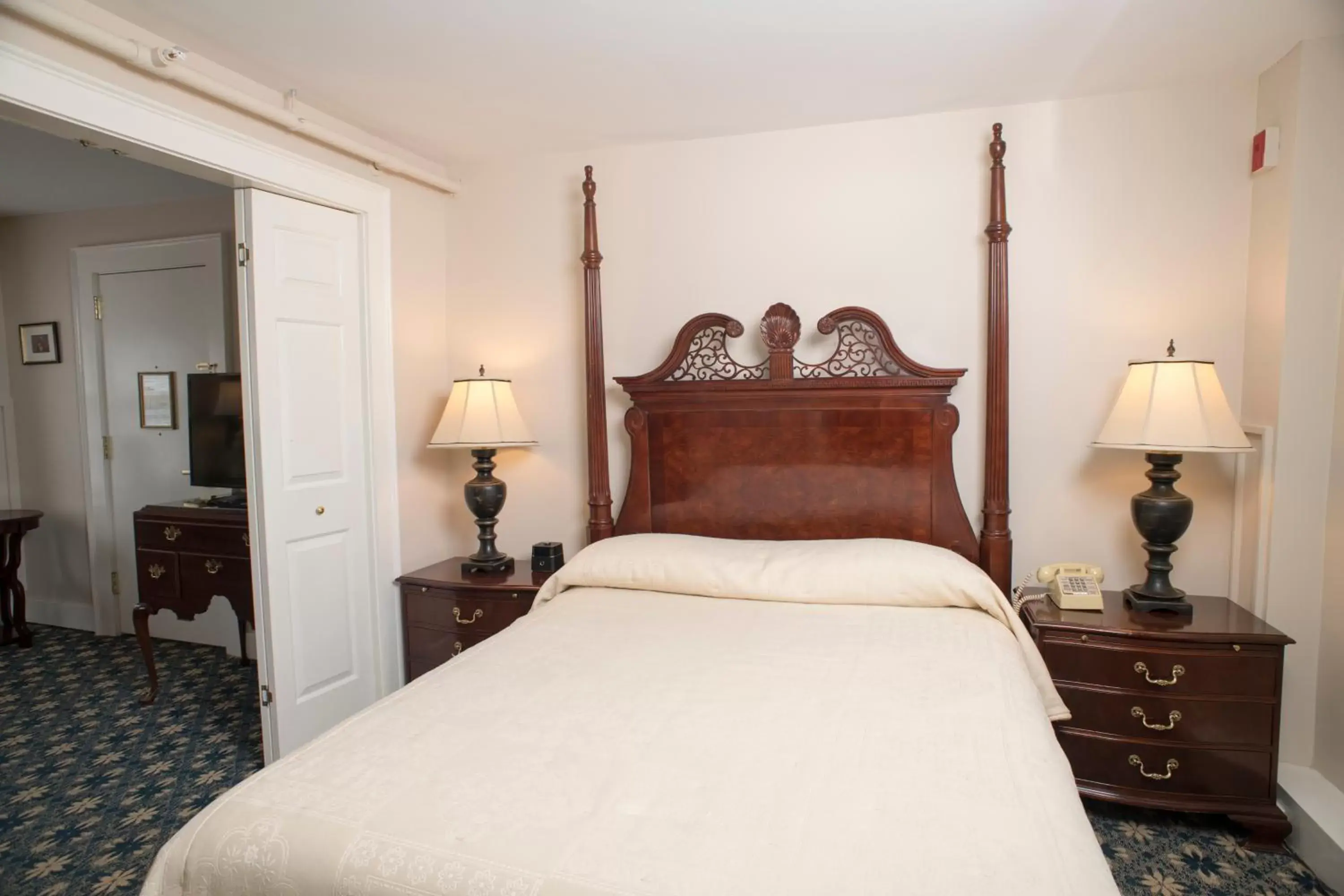 Bedroom, Bed in Middlebury Inn