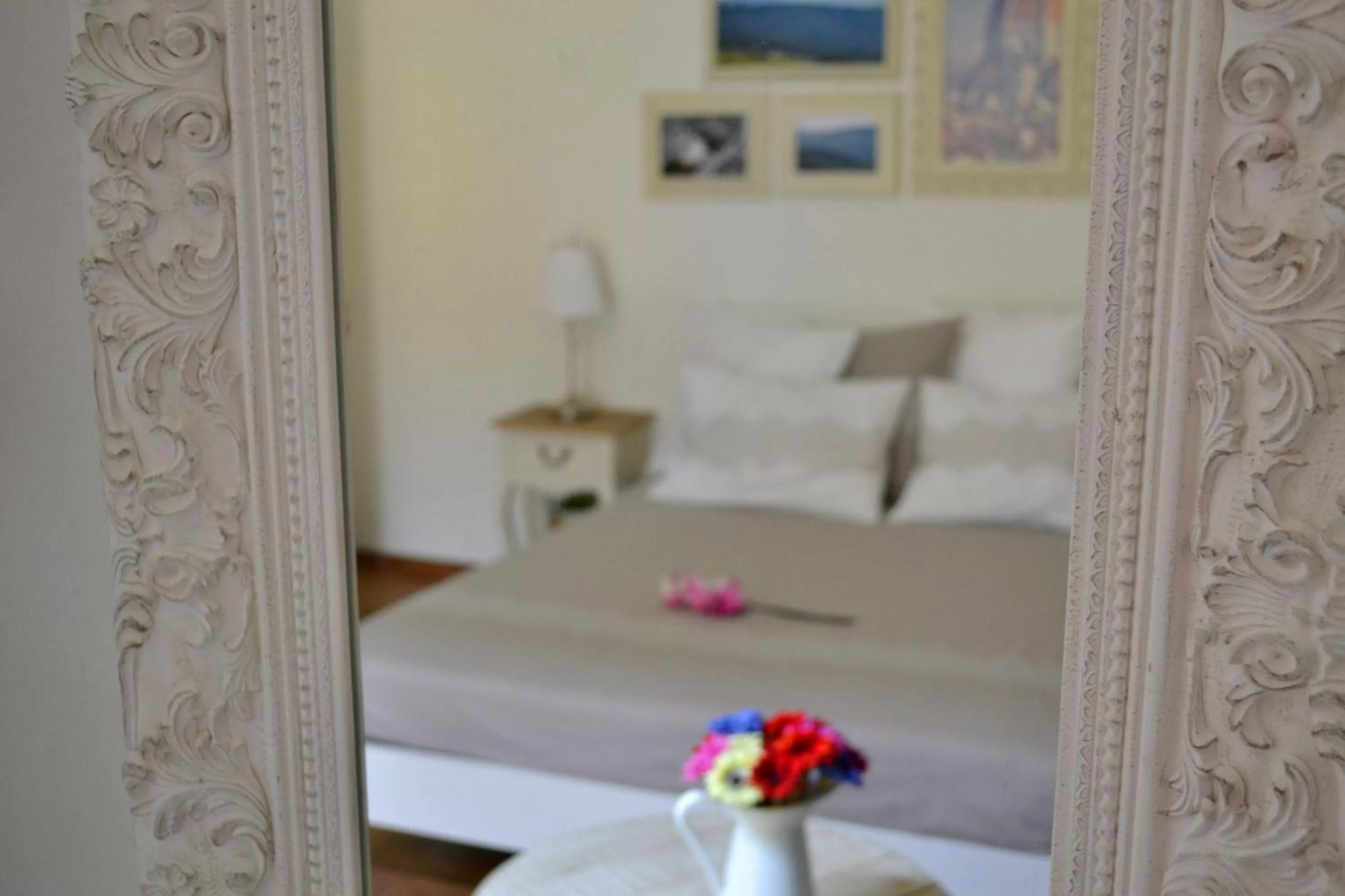 Decorative detail, Bed in Pontevecchio Relais