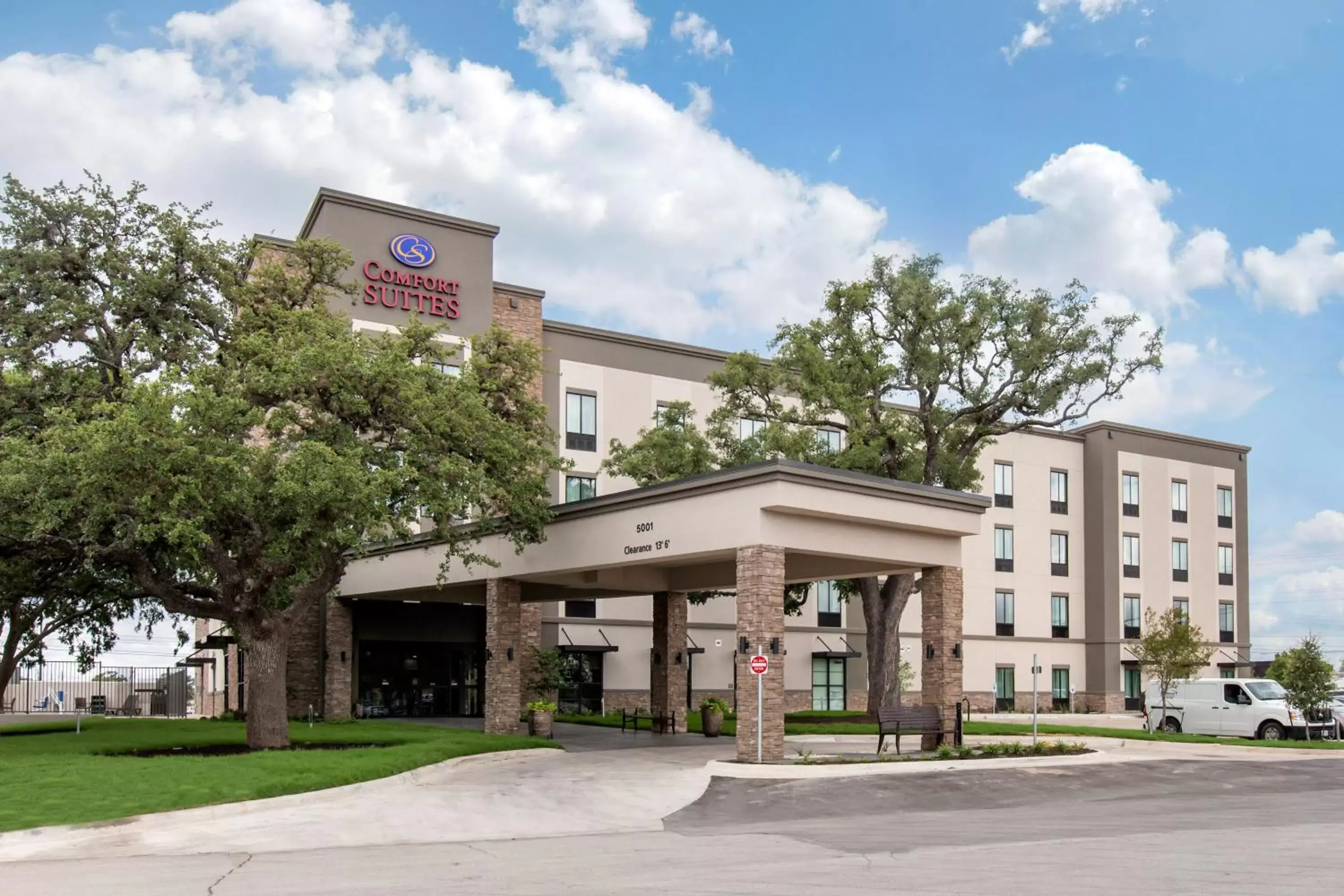 Swimming pool, Property Building in Comfort Suites - South Austin