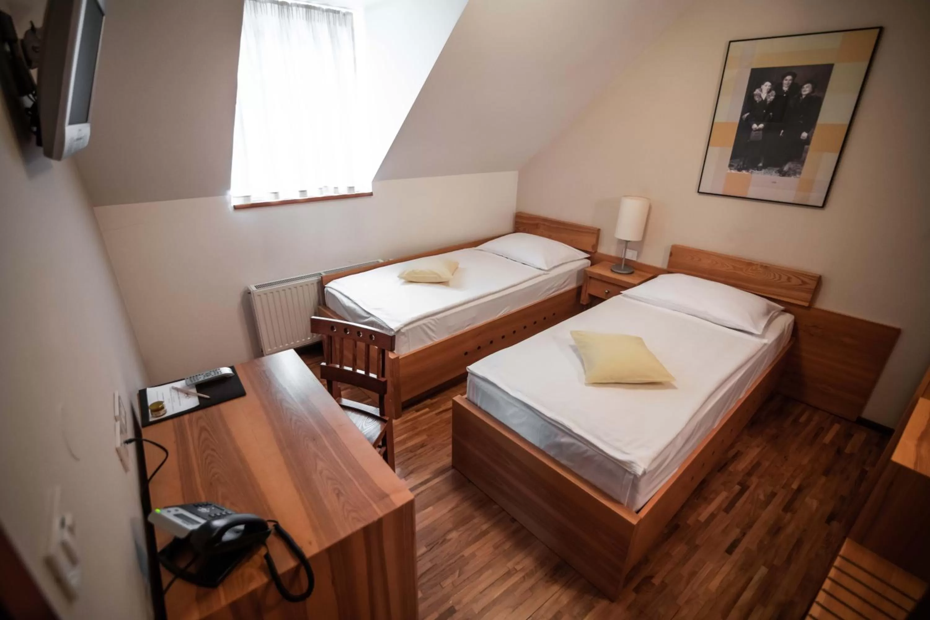 Bed in Hotel Dvor Jezersek Brnik