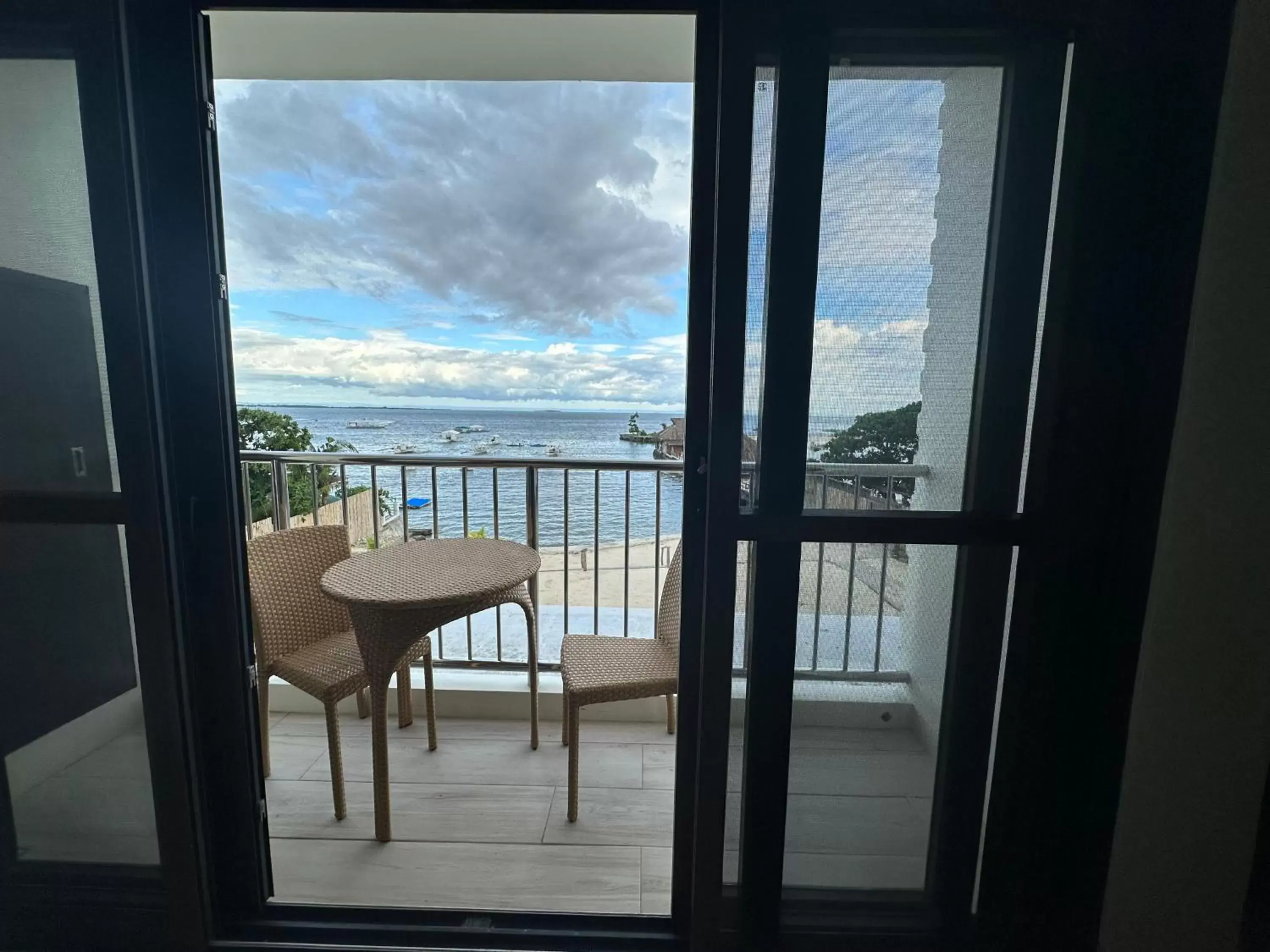 Seating area, Balcony/Terrace in Bluewater Maribago Beach Resort