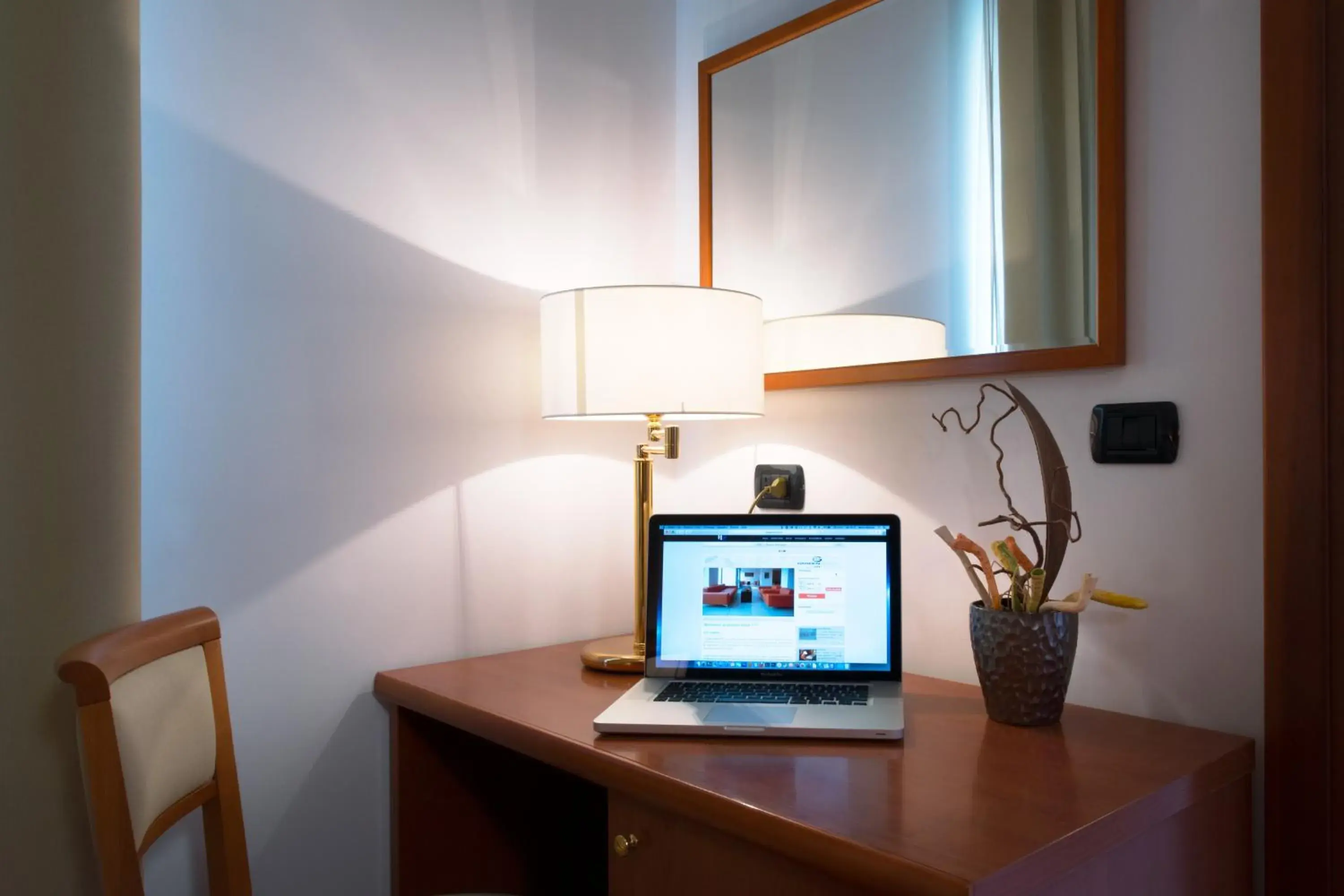 Bedroom, TV/Entertainment Center in Garden Hotel