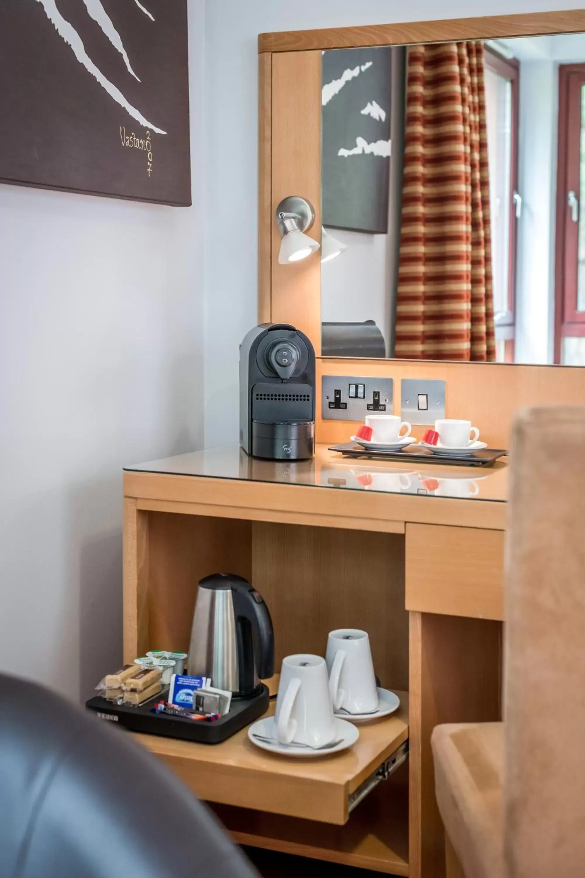 Bedroom, Coffee/Tea Facilities in High Range Lodge Hotel