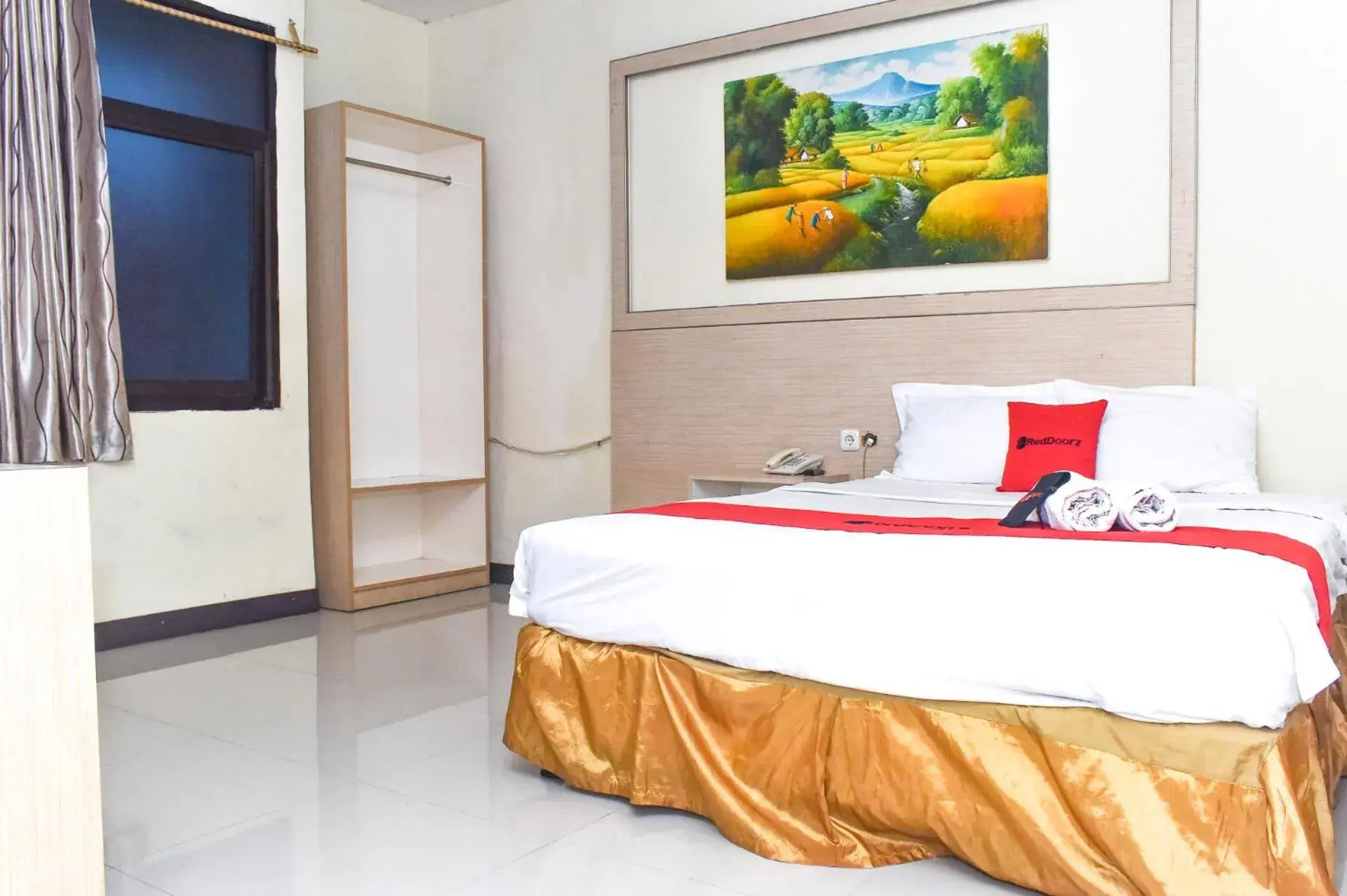 Bedroom, Bed in RedDoorz Plus near Sultan Hasanuddin Airport