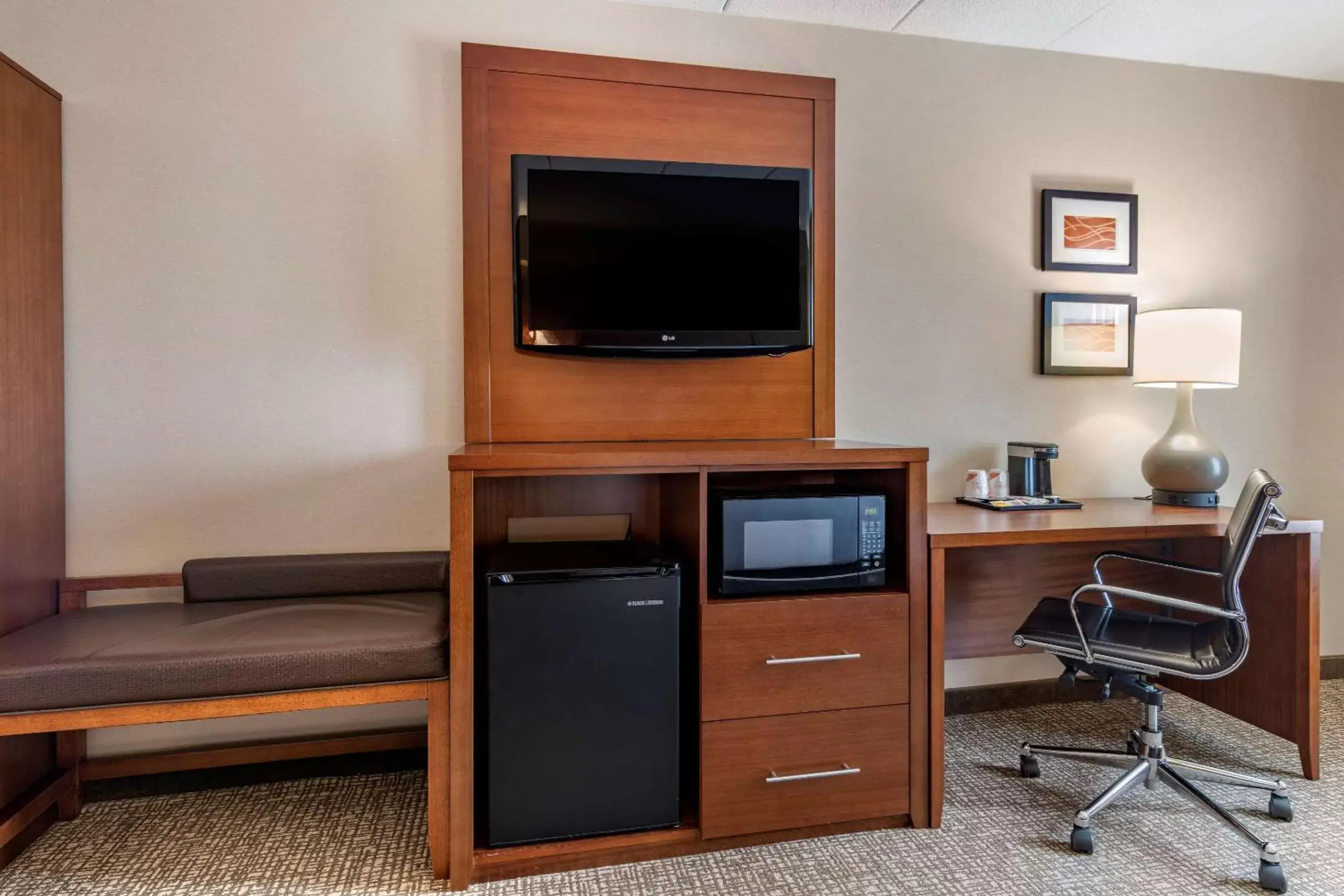 Photo of the whole room, TV/Entertainment Center in Comfort Inn Airport Manchester