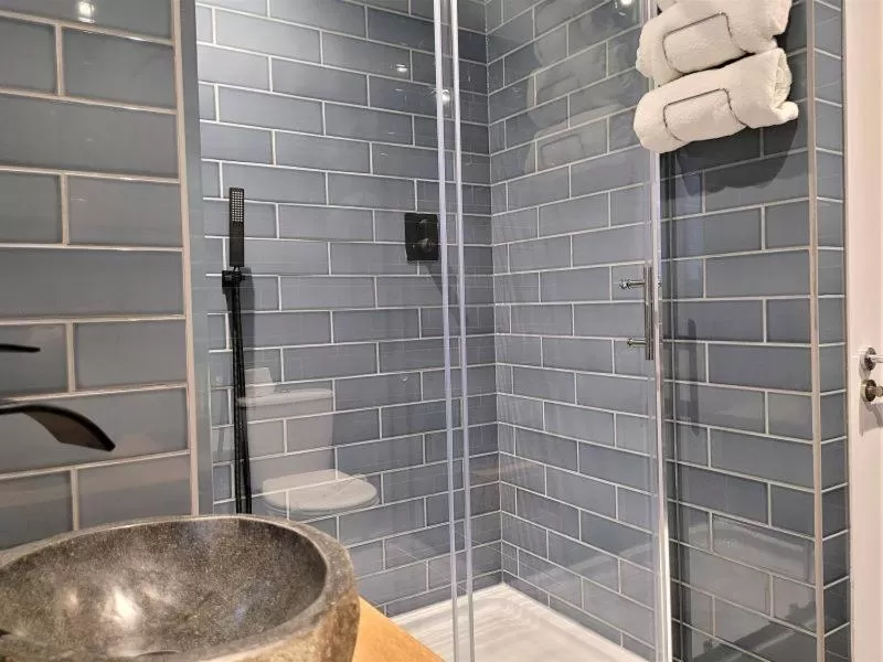 Shower in The Oakwood Hotel