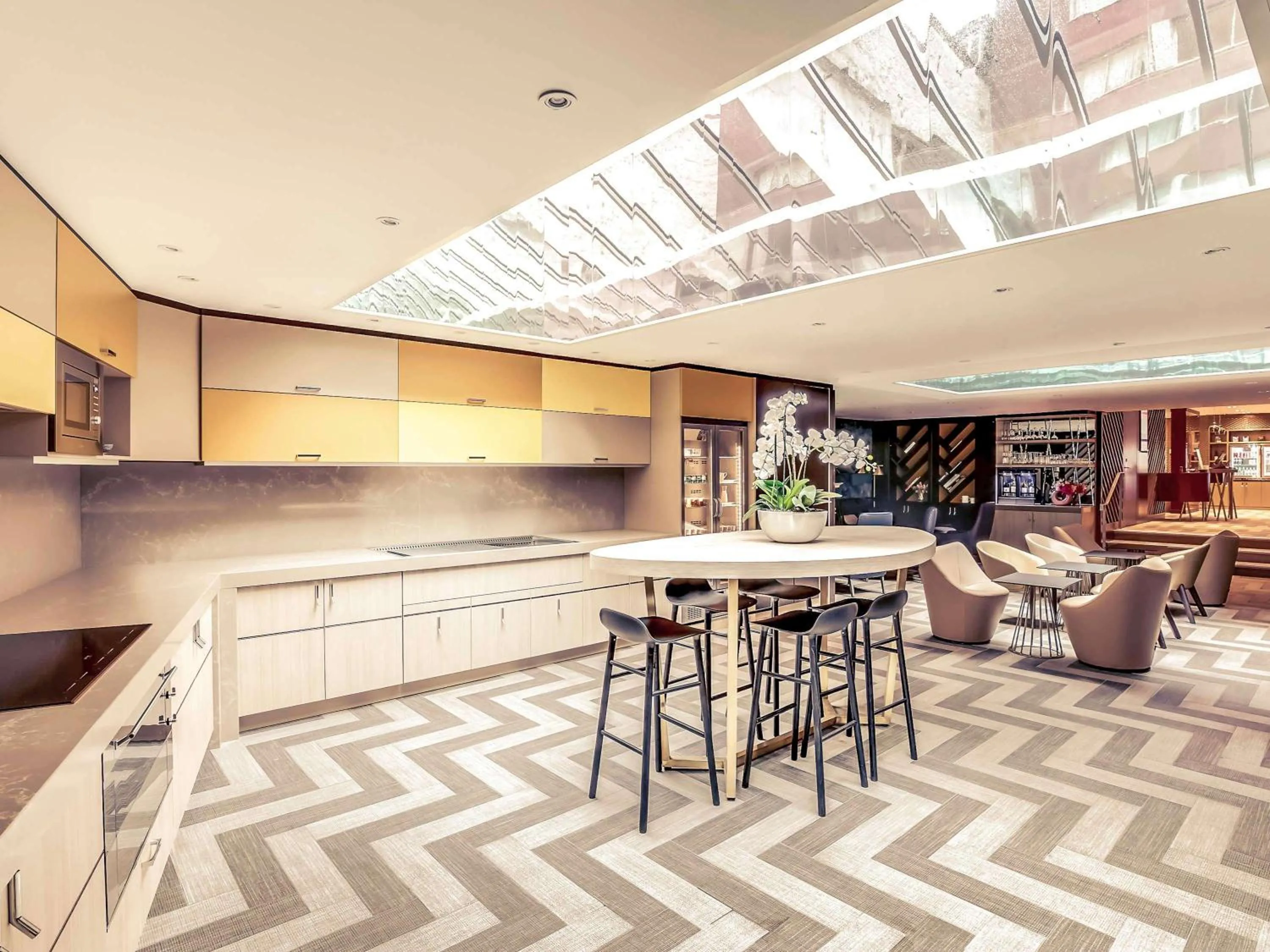 Restaurant/places to eat in Mercure Paris Arc de Triomphe Etoile