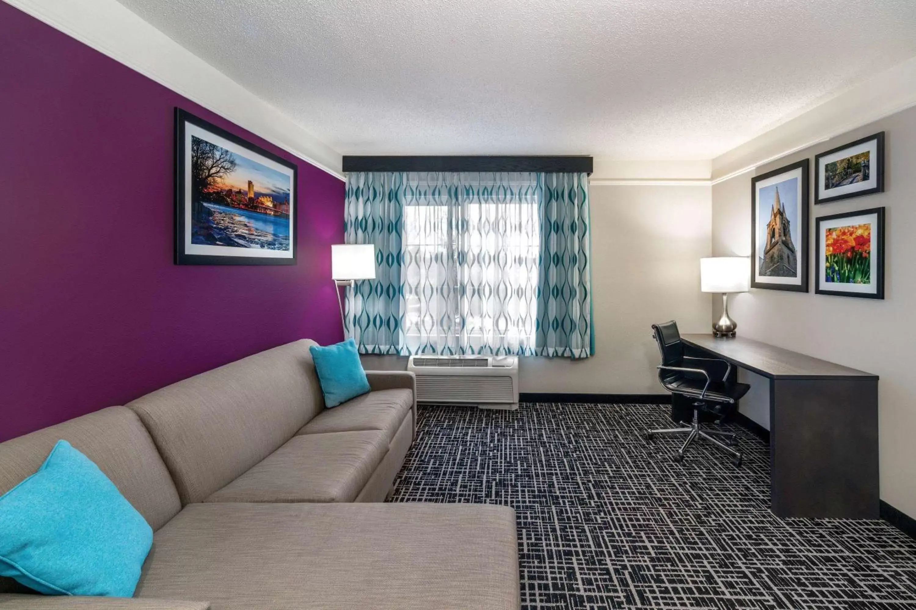 Living room, Seating Area in La Quinta by Wyndham Latham Albany Airport