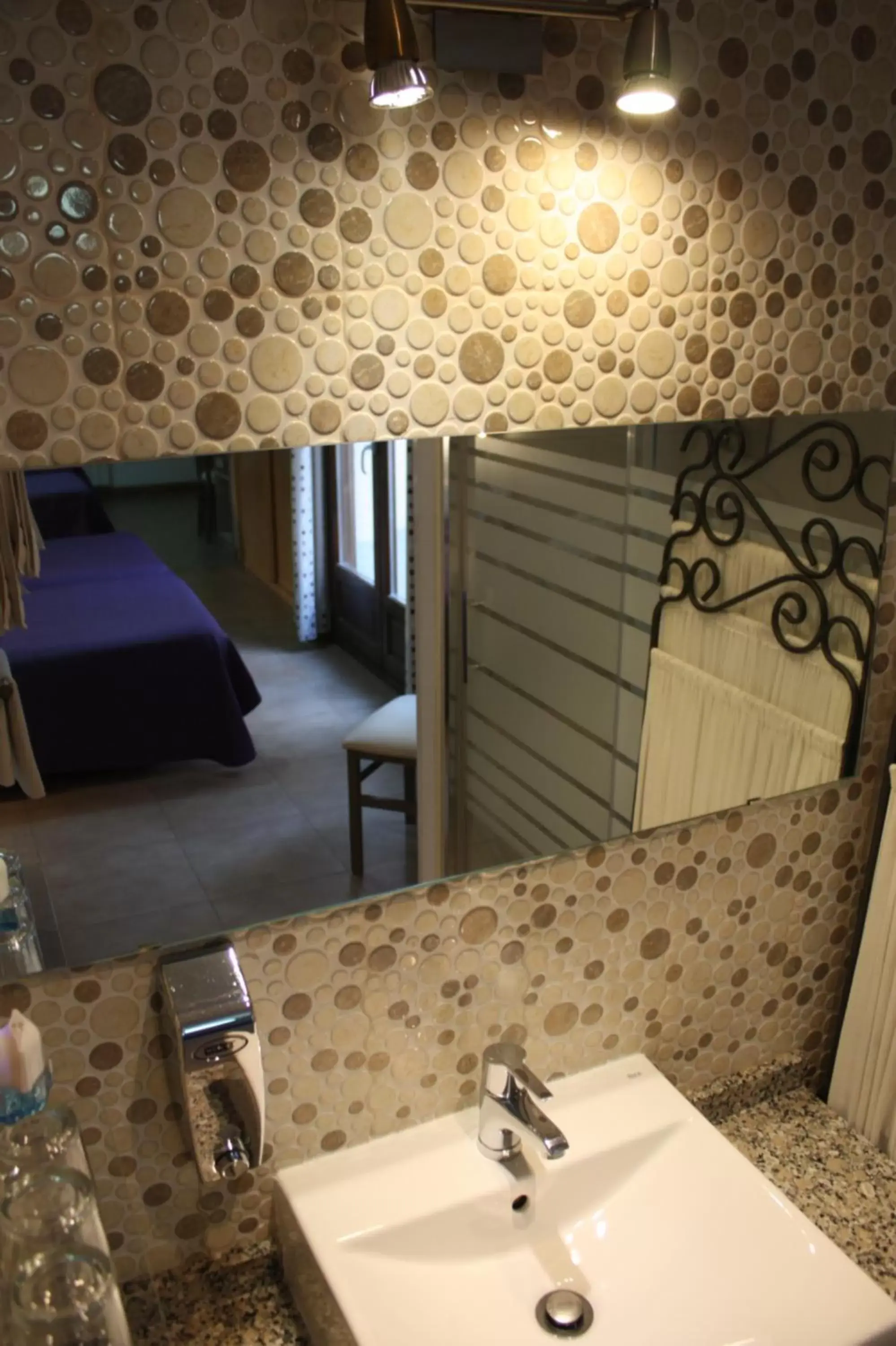 Decorative detail, Bathroom in Hostal La Ribera del Júcar