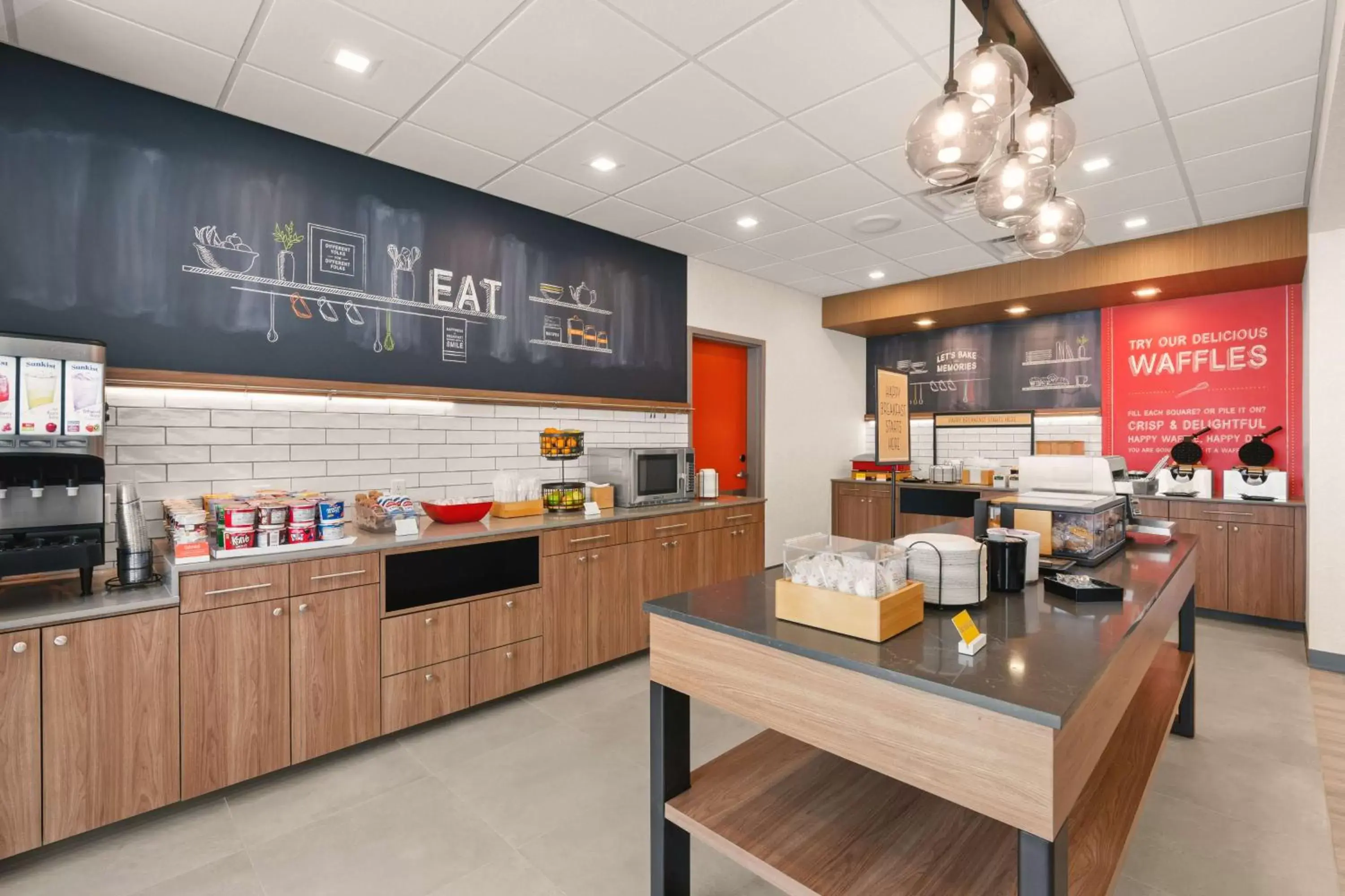 Breakfast, Kitchen/Kitchenette in Hampton Inn Bellingham Airport, WA