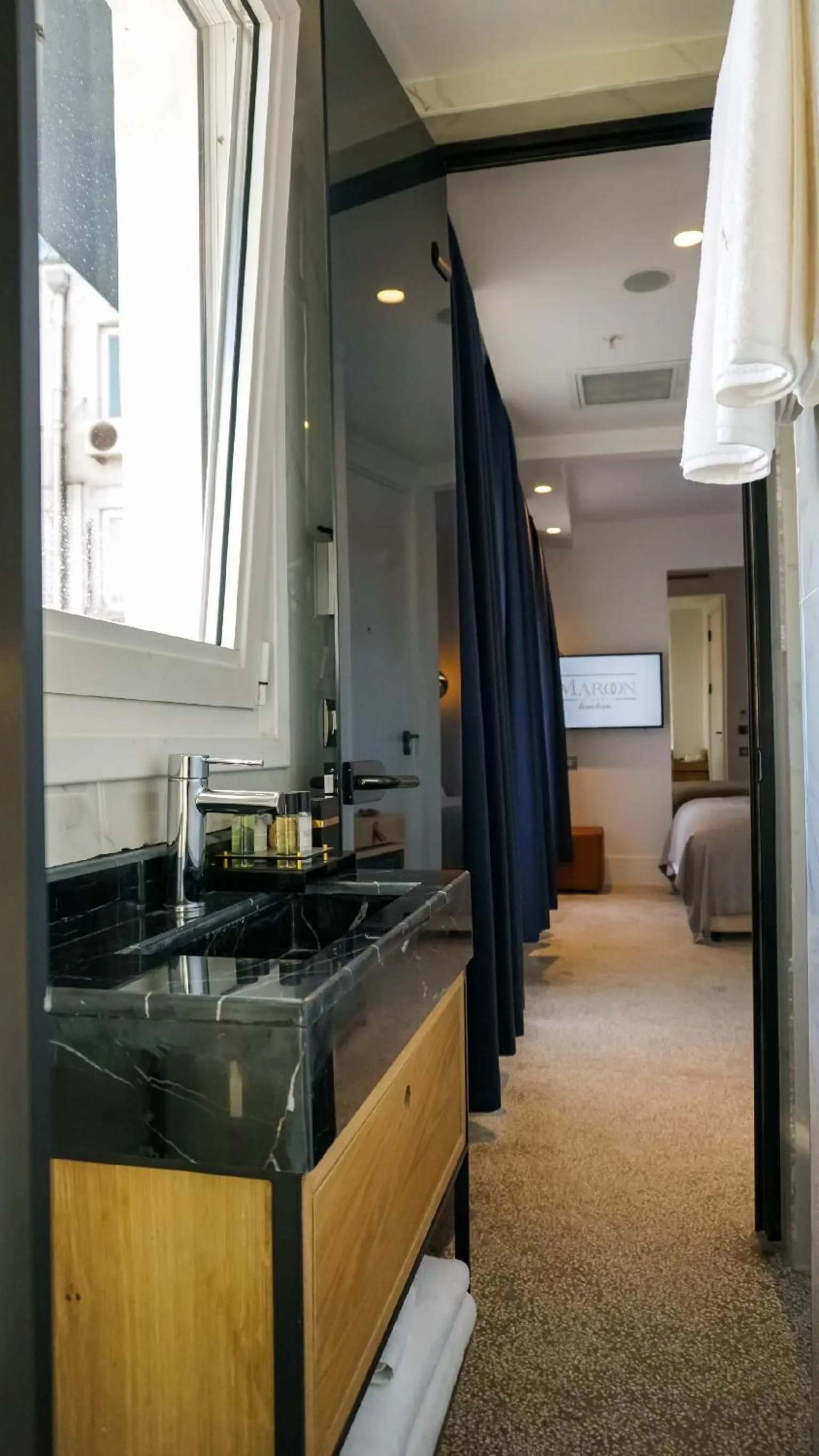 Photo of the whole room, Bed in Maroon Tomtom