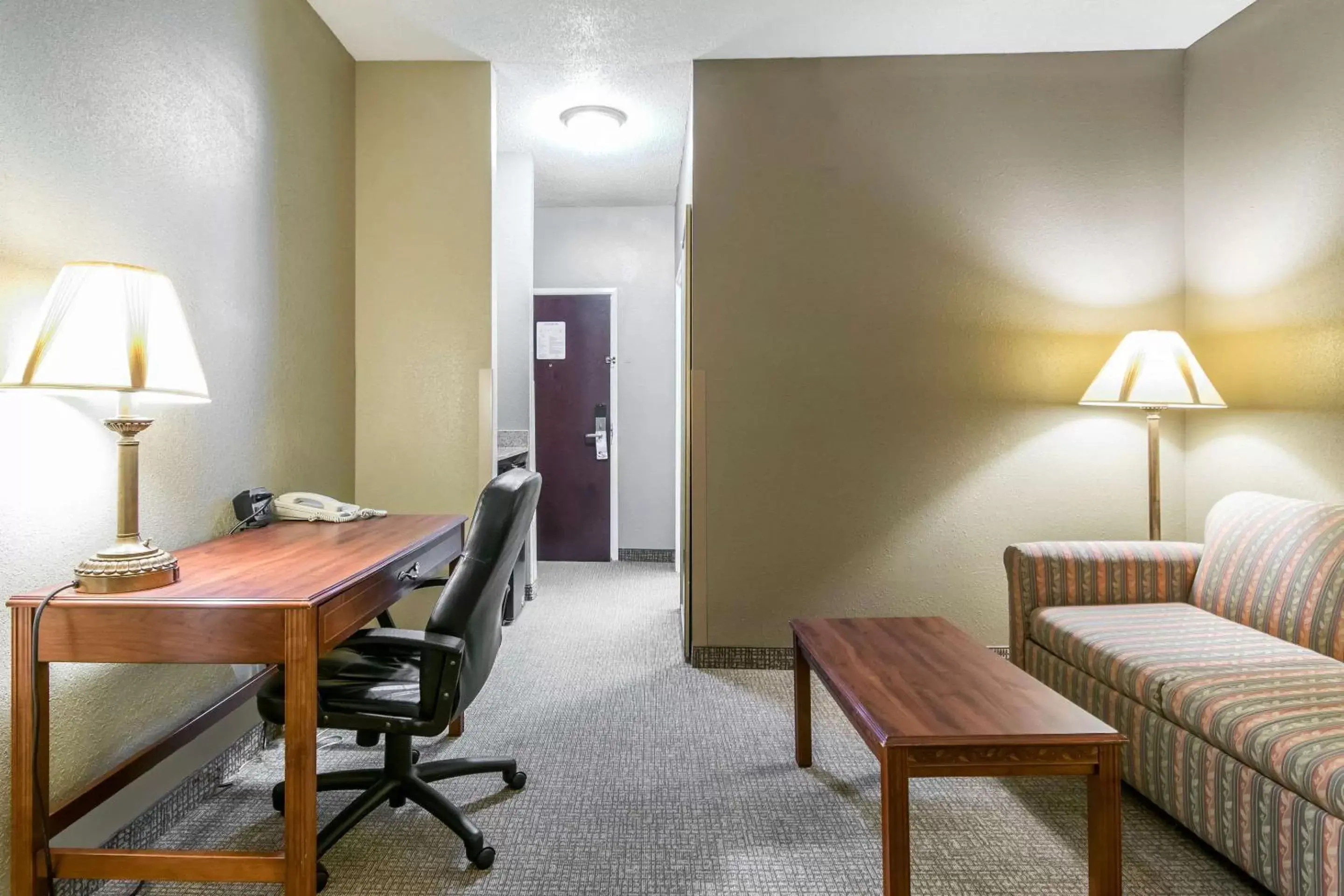 Photo of the whole room, Seating Area in Comfort Suites Owensboro