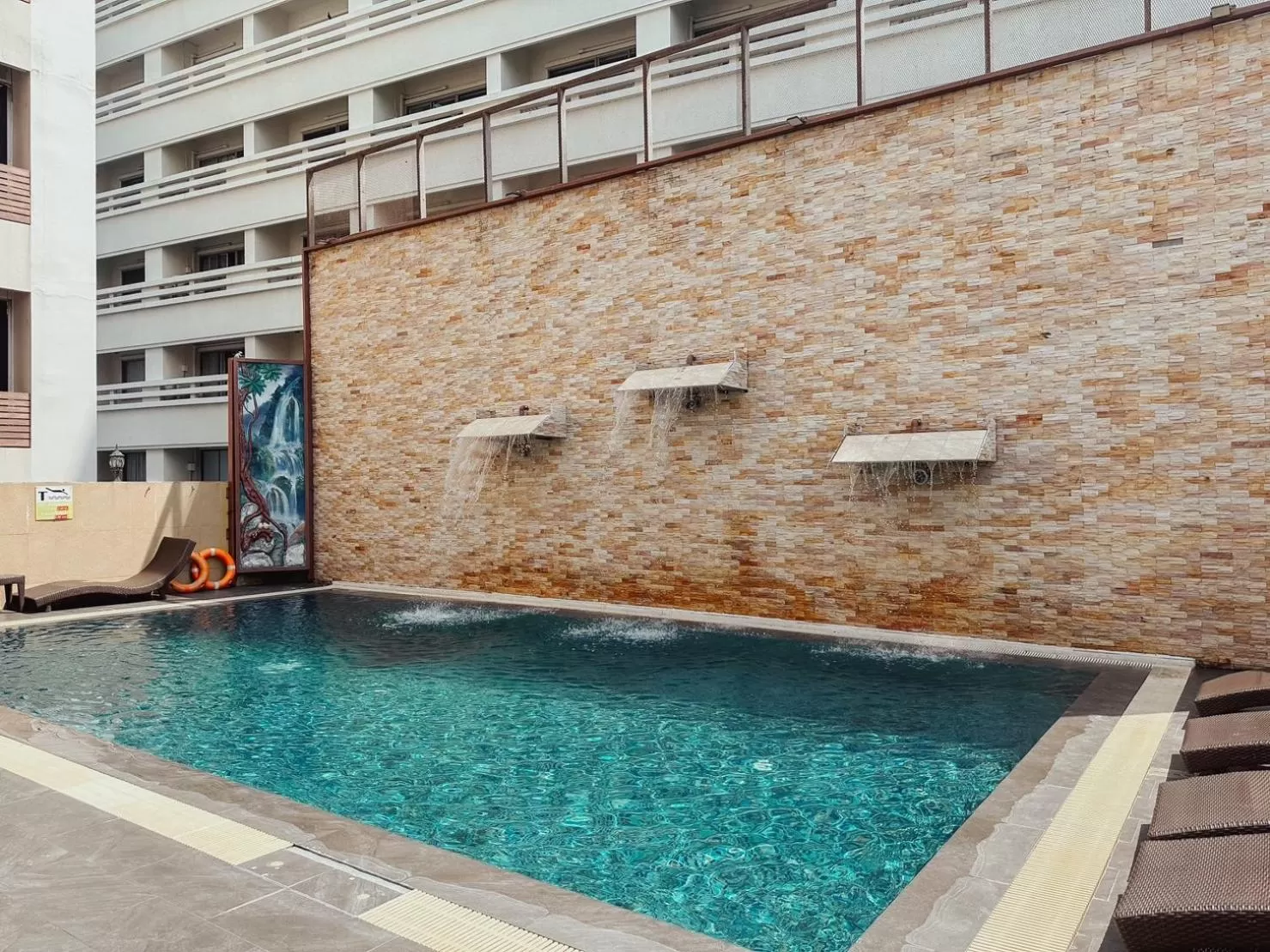 Swimming pool in Hotel De Khuvieng