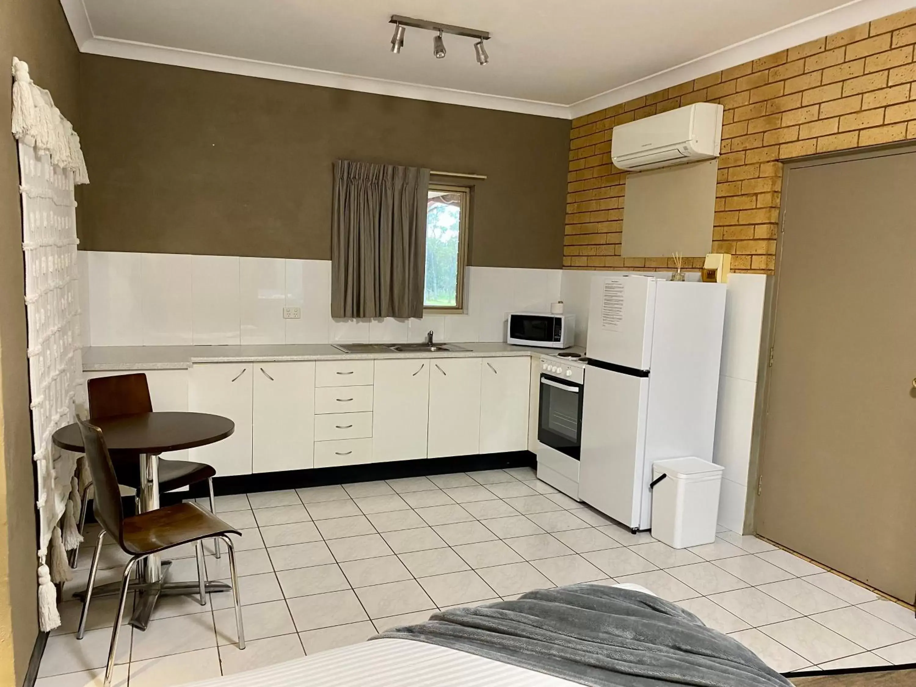 Kitchen or kitchenette, Kitchen/Kitchenette in Tallarook Motor Inn