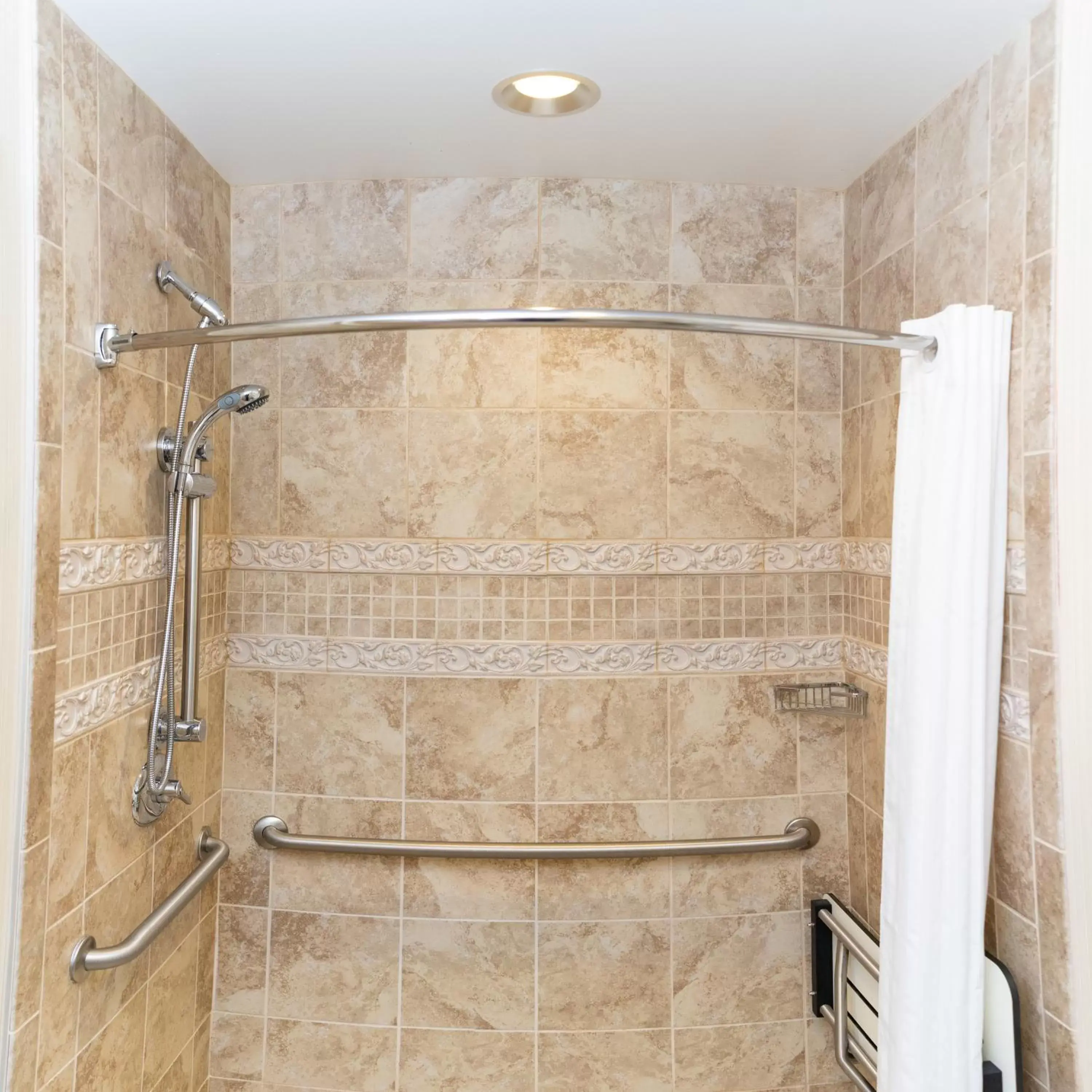 Shower, Bathroom in The Mount Vernon Grand Hotel