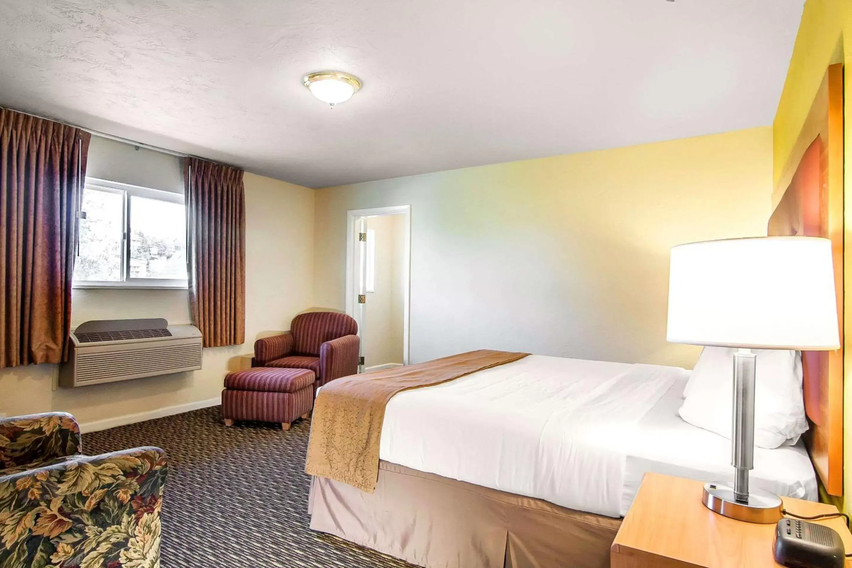 Bedroom, Bed in Quality Inn & Suites at Coos Bay