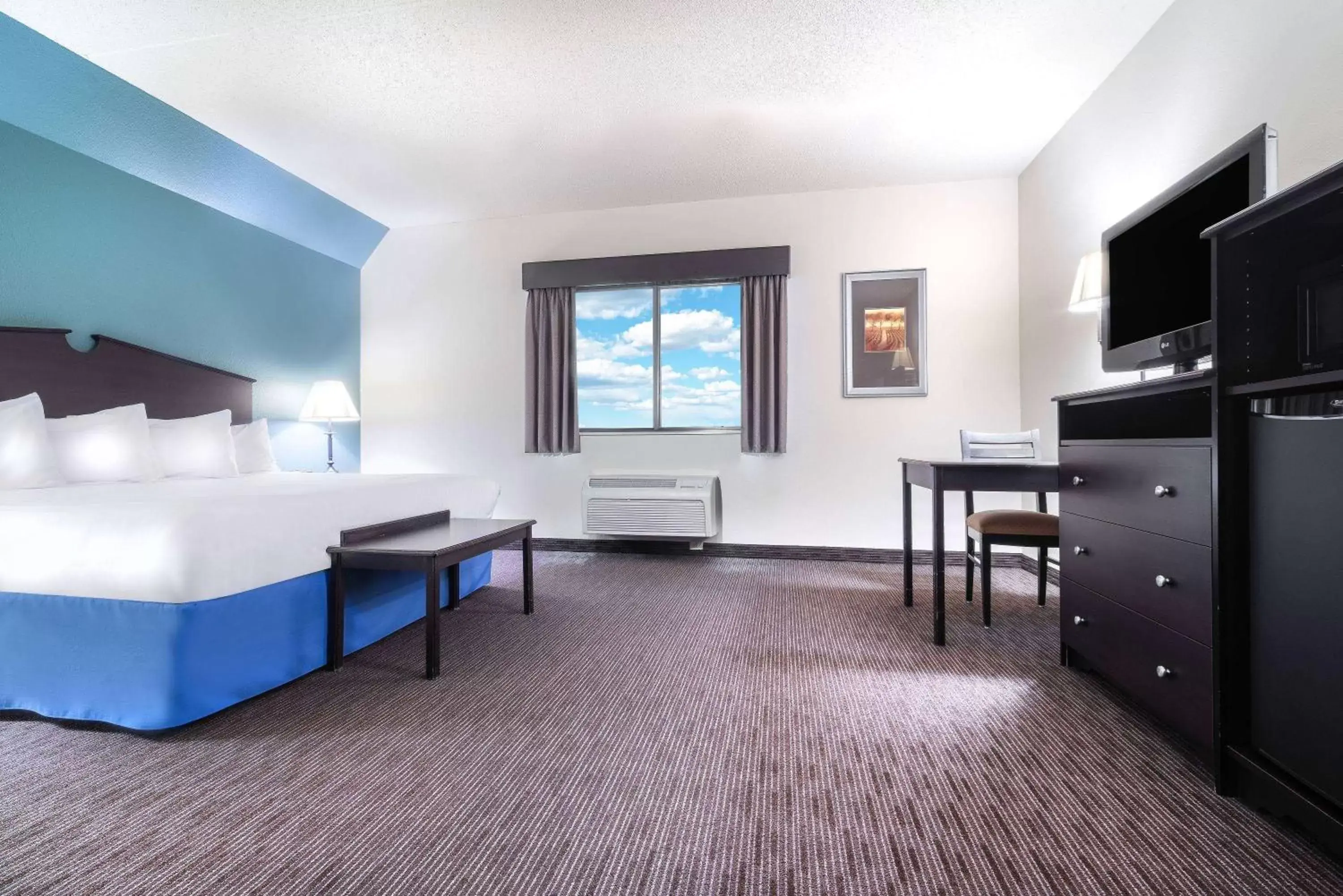 Photo of the whole room, TV/Entertainment Center in AmericInn by Wyndham Green Bay East