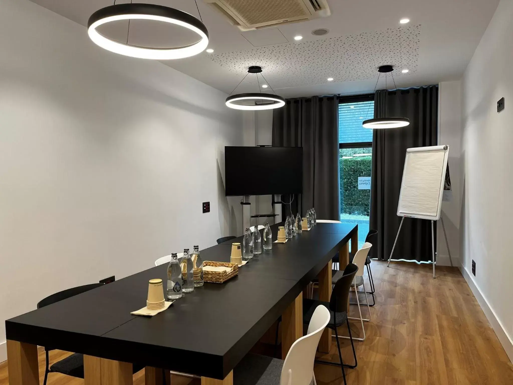 Meeting/conference room in Holiday Inn Express Bilbao Airport, an IHG Hotel