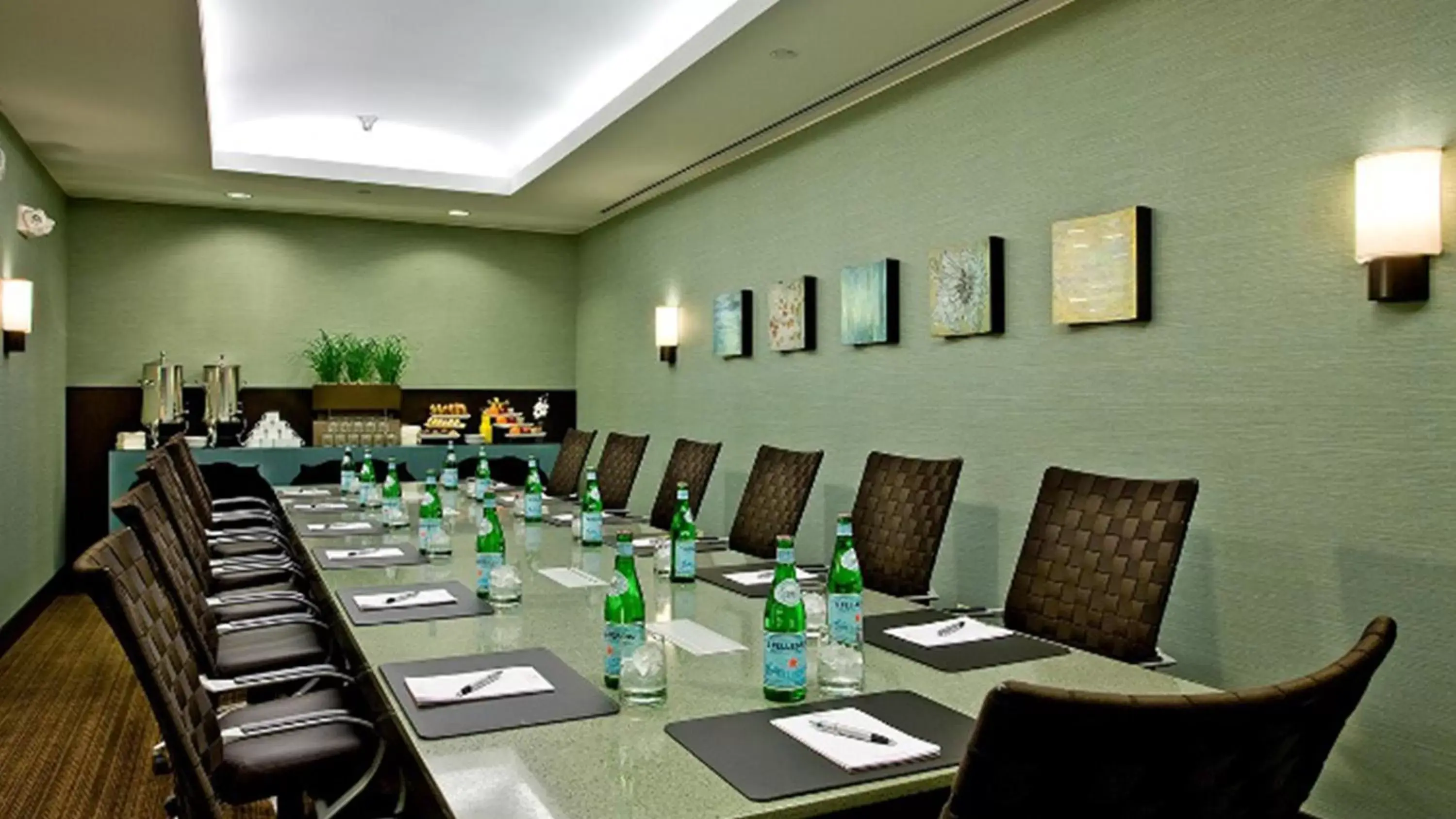 Meeting/conference room in Crowne Plaza Hotel Glen Ellyn/Lombard, an IHG Hotel