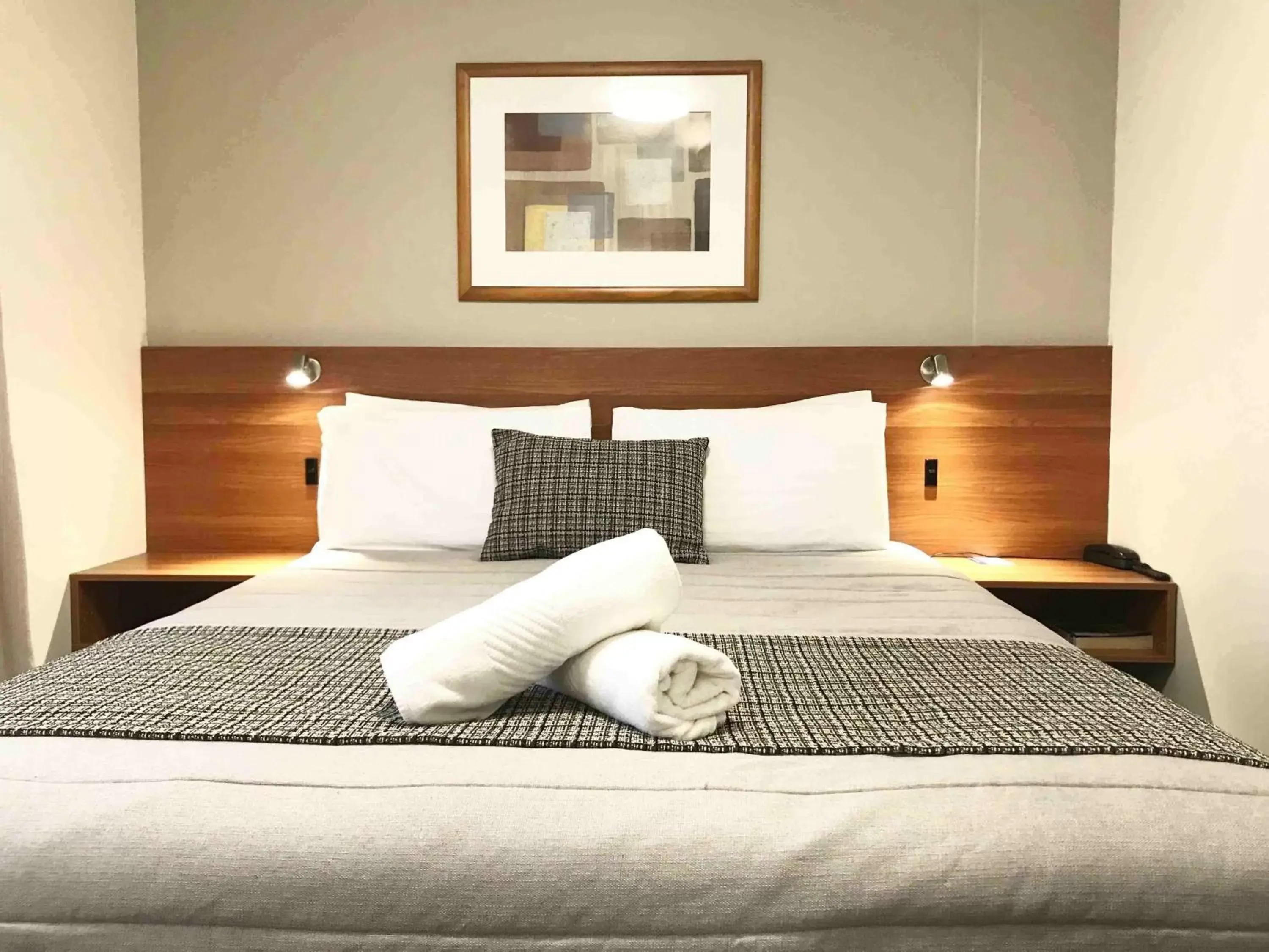 Bed in Ventura Inn & Suites Hamilton