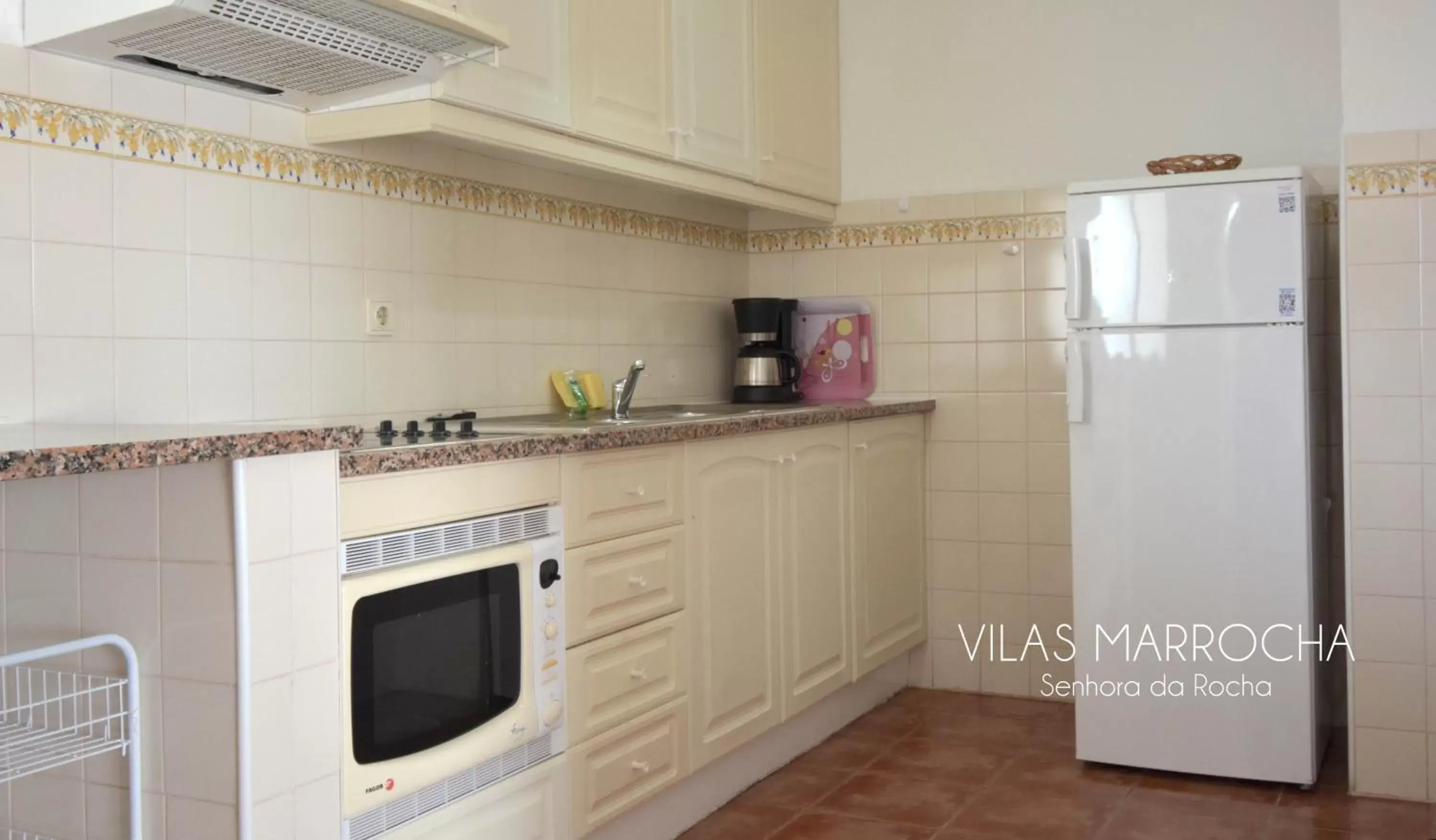 Coffee/tea facilities, Kitchen/Kitchenette in Vilas Marrocha