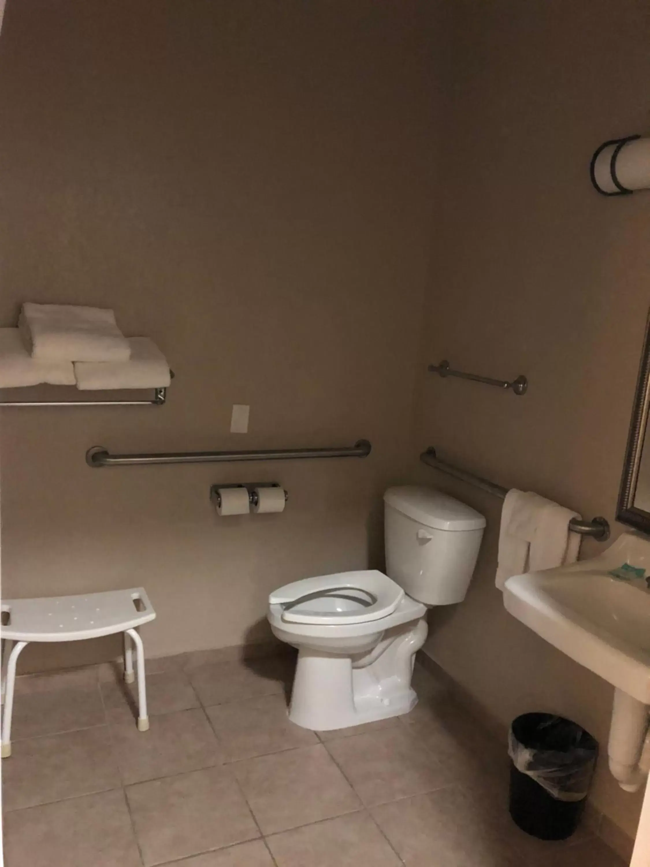Bathroom in Americas Best Value Inn - Gun Barrel City