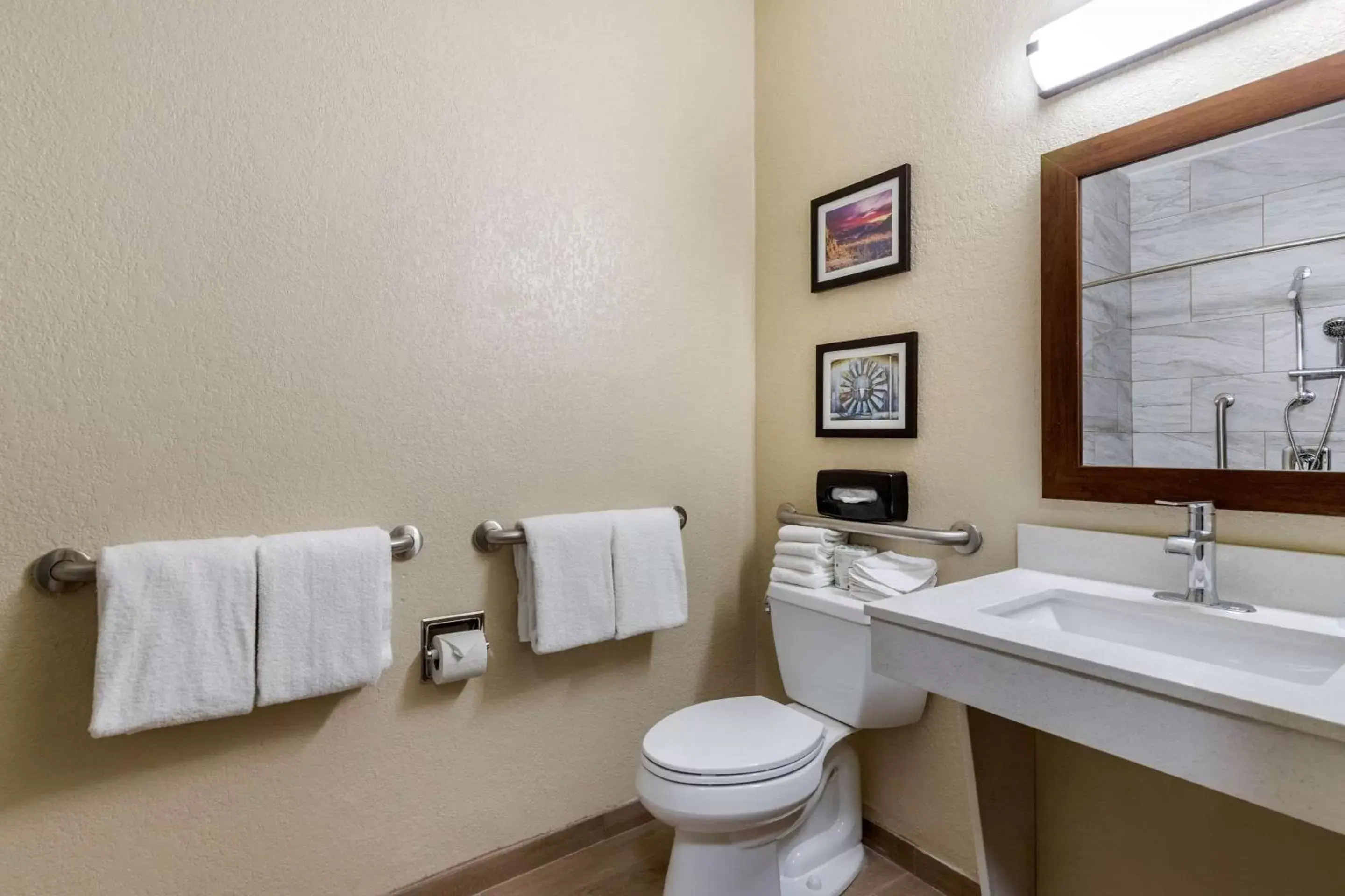 Bathroom in Comfort Suites Airport North