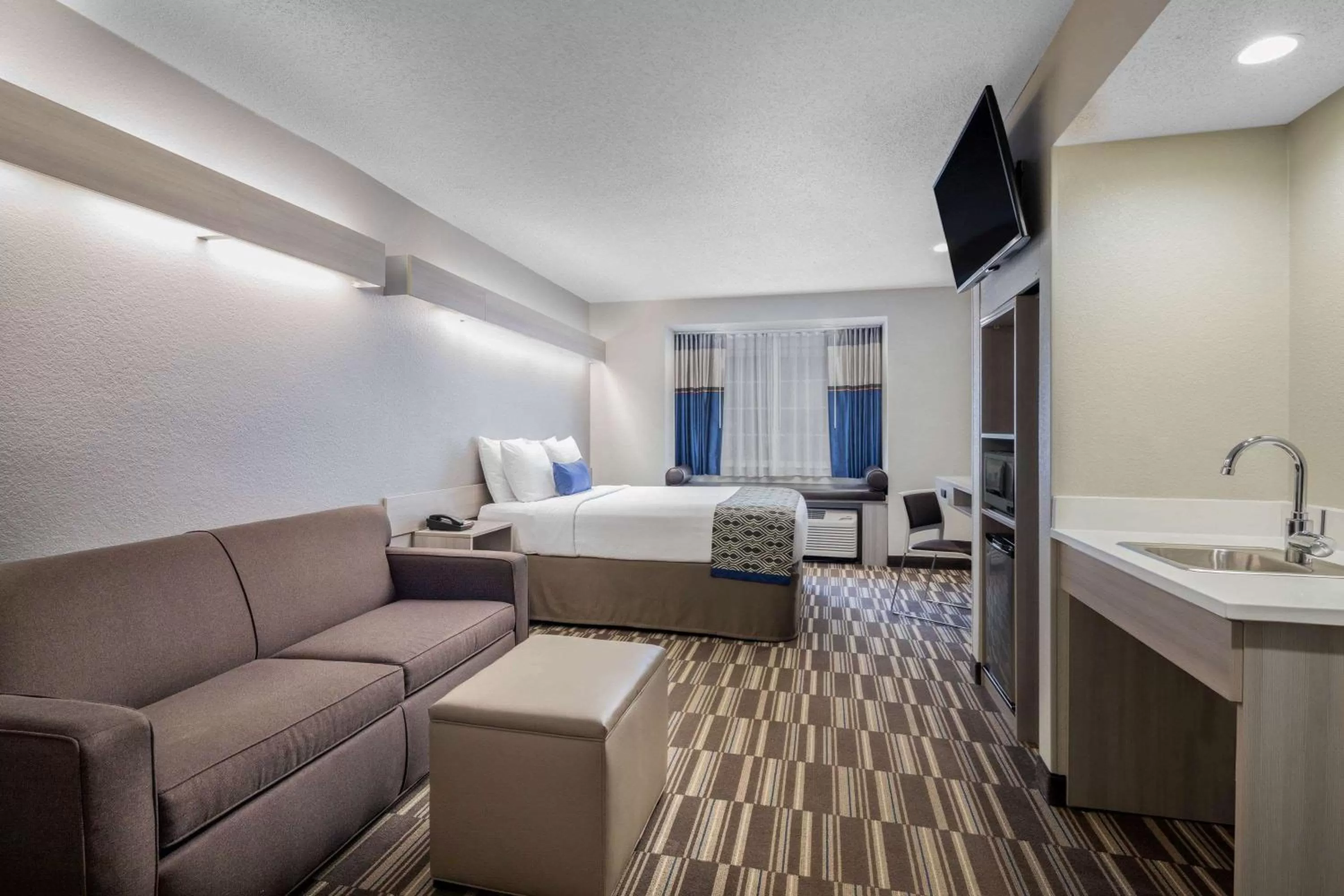 Photo of the whole room, Bed in Microtel Inn & Suites by Wyndham Atlanta Buckhead Area