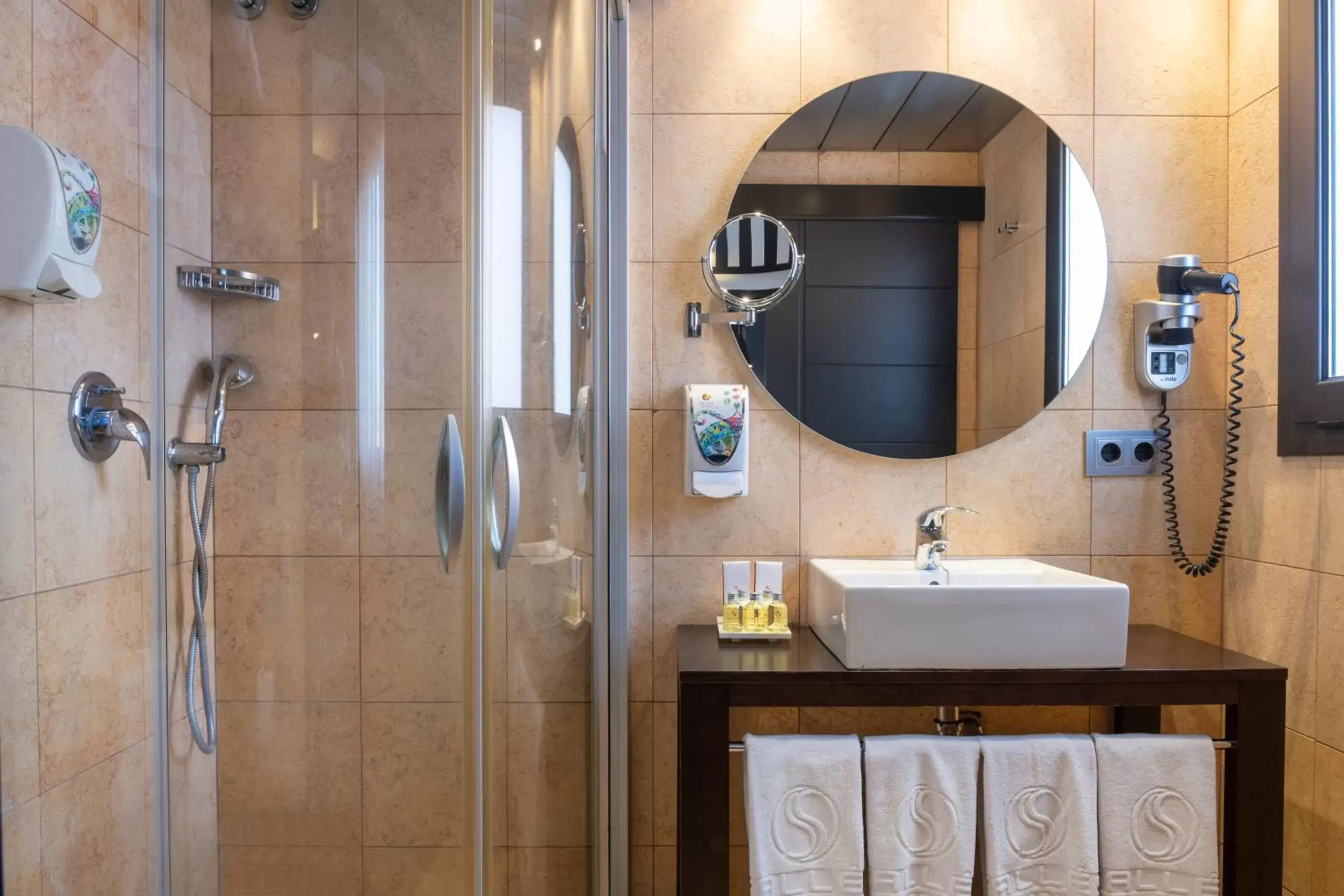 Bathroom in Salles Hotel Aeroport de Girona