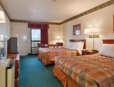 Queen Room with Two Queen Beds - Smoking in Days Inn by Wyndham Covington