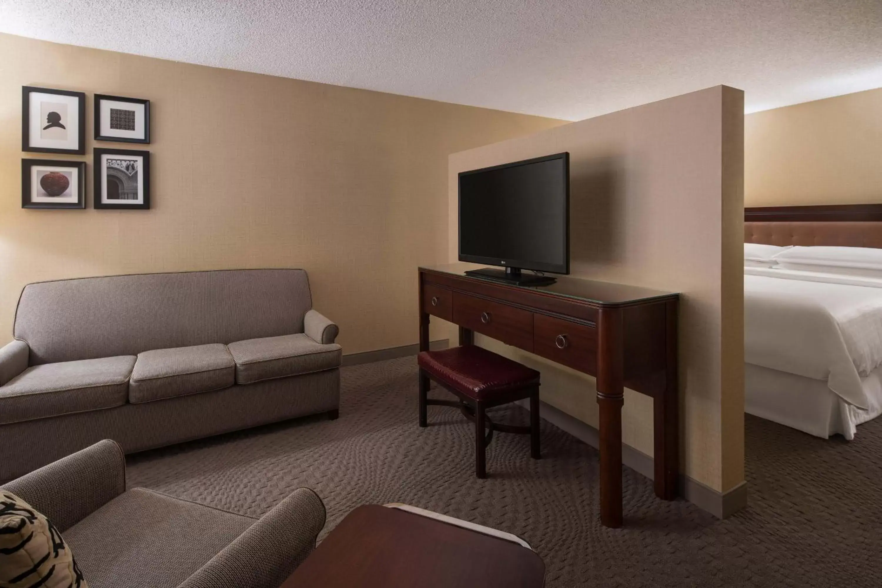 Photo of the whole room, TV/Entertainment Center in Sheraton Palo Alto Hotel