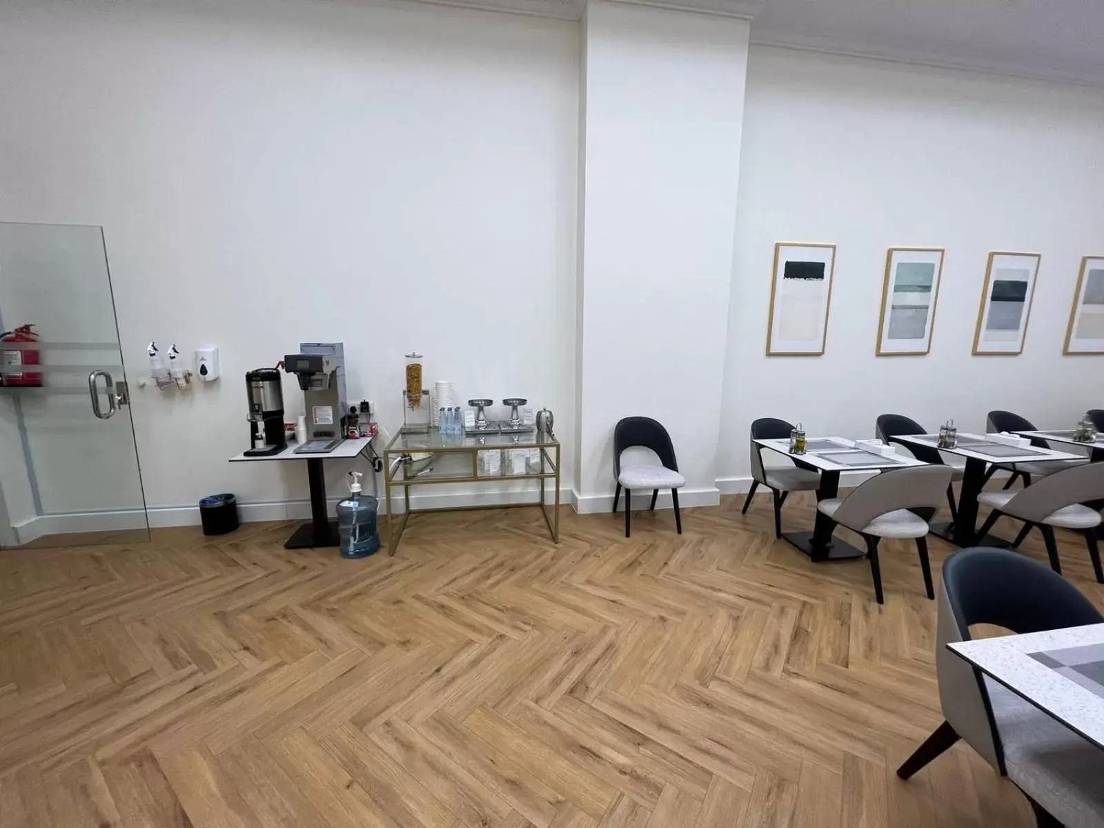 Restaurant/places to eat in Smayah Hotel Restaurant/places to eat in Smayah Hotel