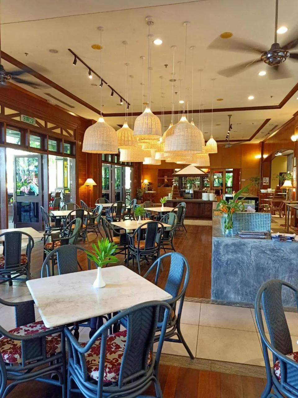 Restaurant/places to eat in Palm Beach Resort & SPA