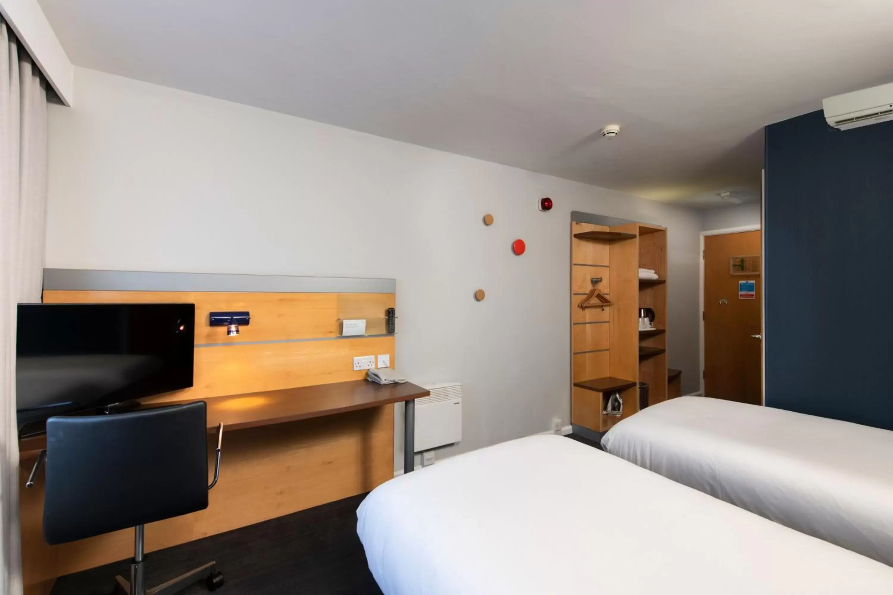 Bedroom, Bed in Holiday Inn Express Leeds City Centre, an IHG Hotel