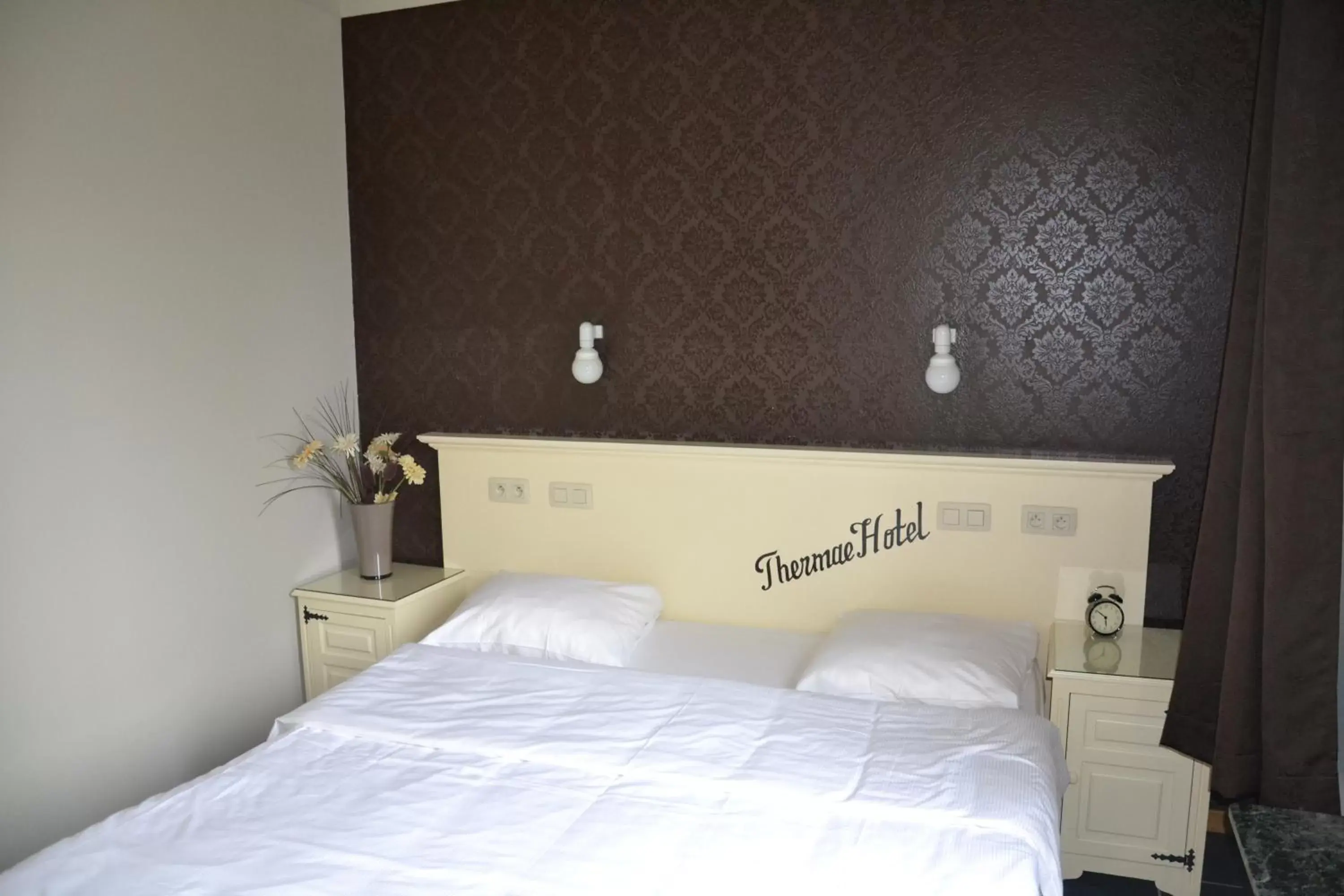 Bed in Thermae Grimbergen Hotel